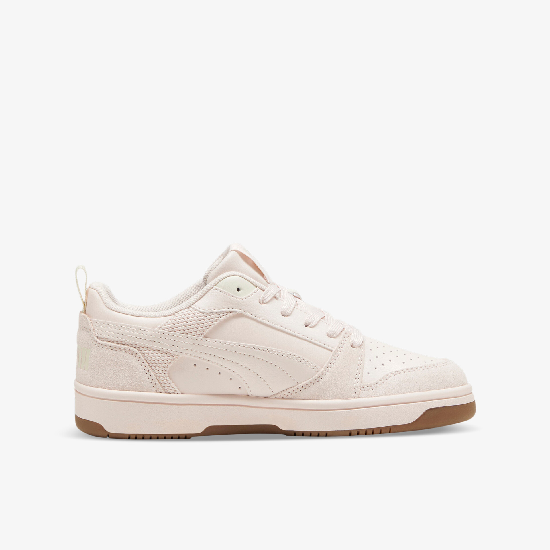 Sportlicher bequemer Sneaker in Cremeweiß mit rutschfester Sohle und leichtem Design seitlich dargestellt