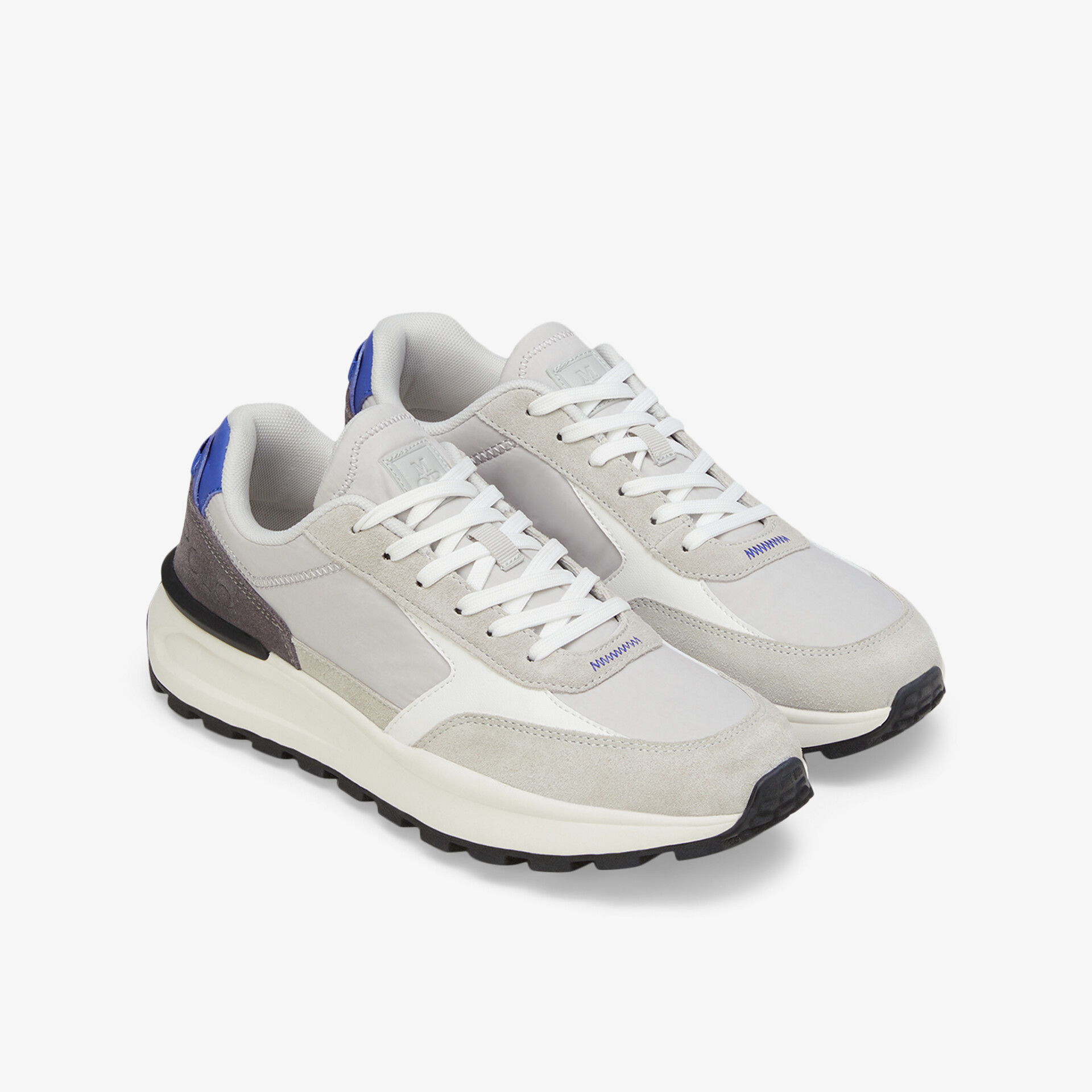 Moderne weiße Sneaker mit stilvollem Design, perfekter Komfort und sportlich-eleganter Look.