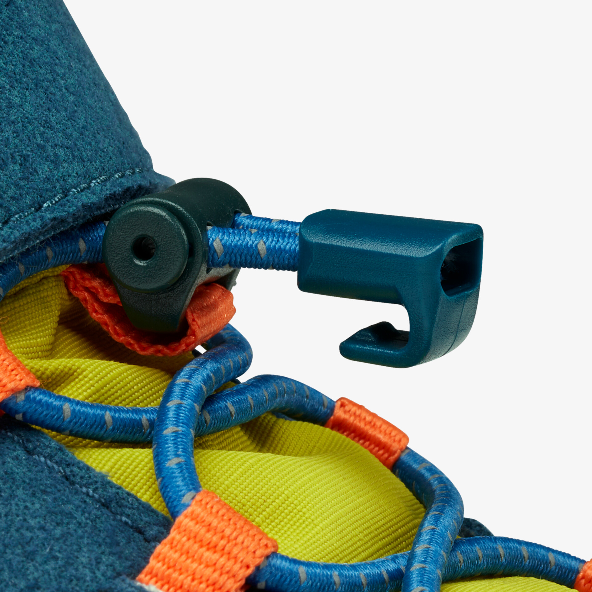 Detailaufnahme eines farbenfrohen Schnürsystems mit hochwertigen Materialien für optimalen Halt und Komfort.