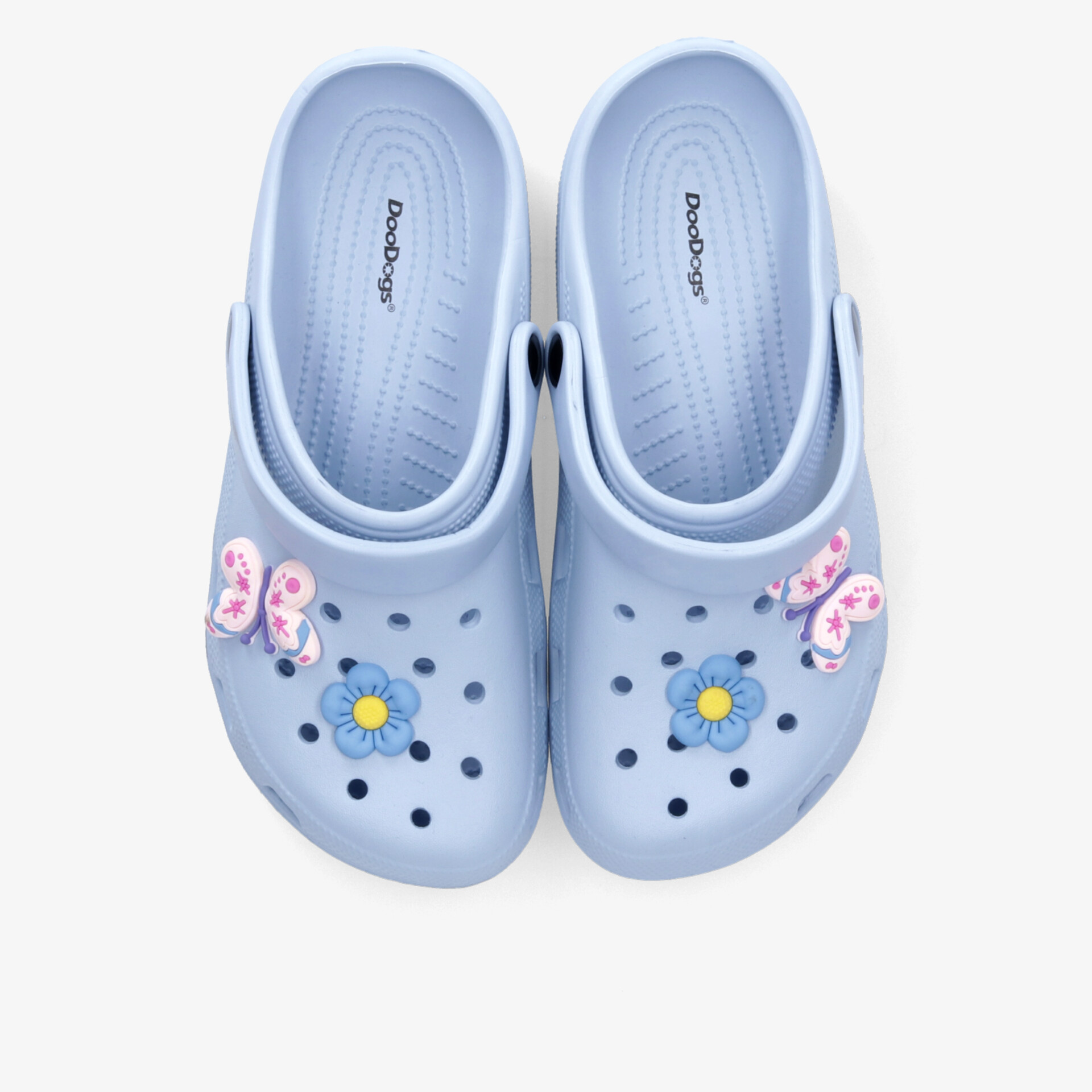 Bequeme blaue Clogs mit dekorativen Blumen und Schmetterlingen, ideal für Alltag und Entspannung