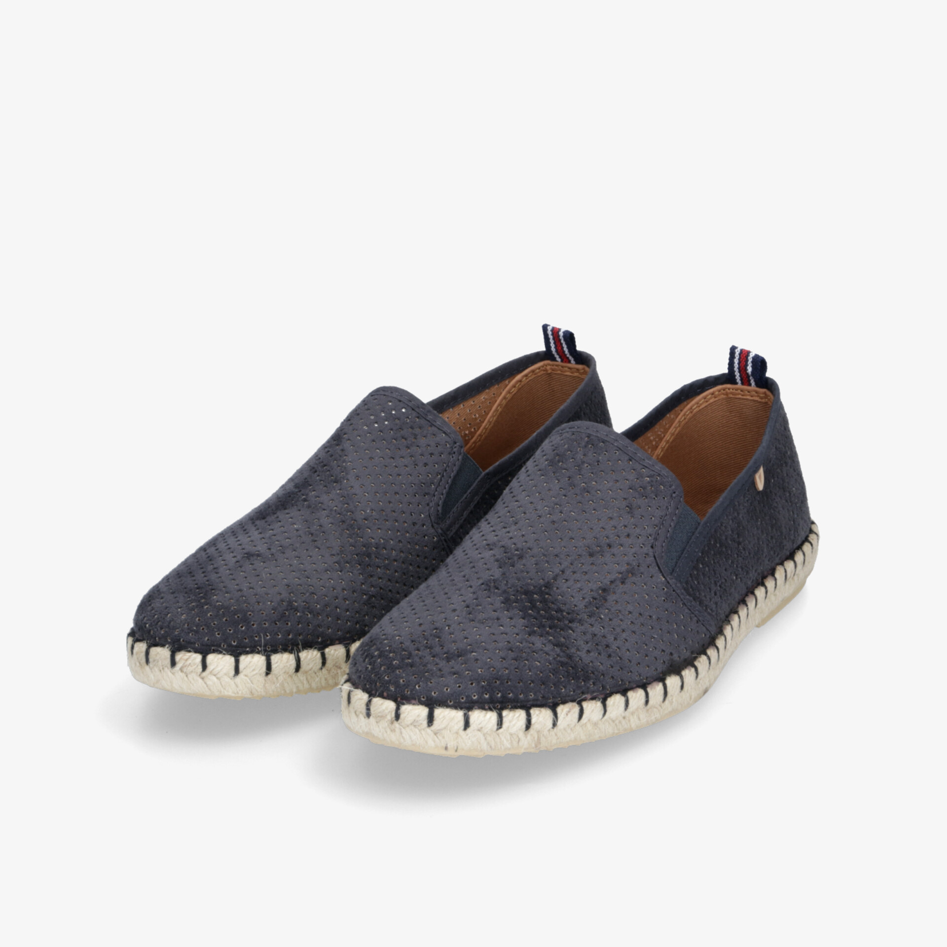 Leichte, bequeme blaue Espadrilles mit flexibler Sohle im schräg vorne Blickwinkel, ideal für sommerlichen Tragekomfort