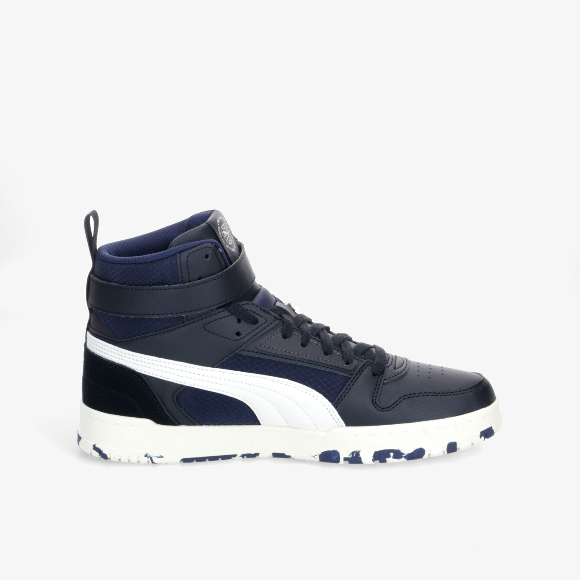 Sportlicher blauer High-Top Sneaker mit weißer rutschfester Sohle und bequemer Passform