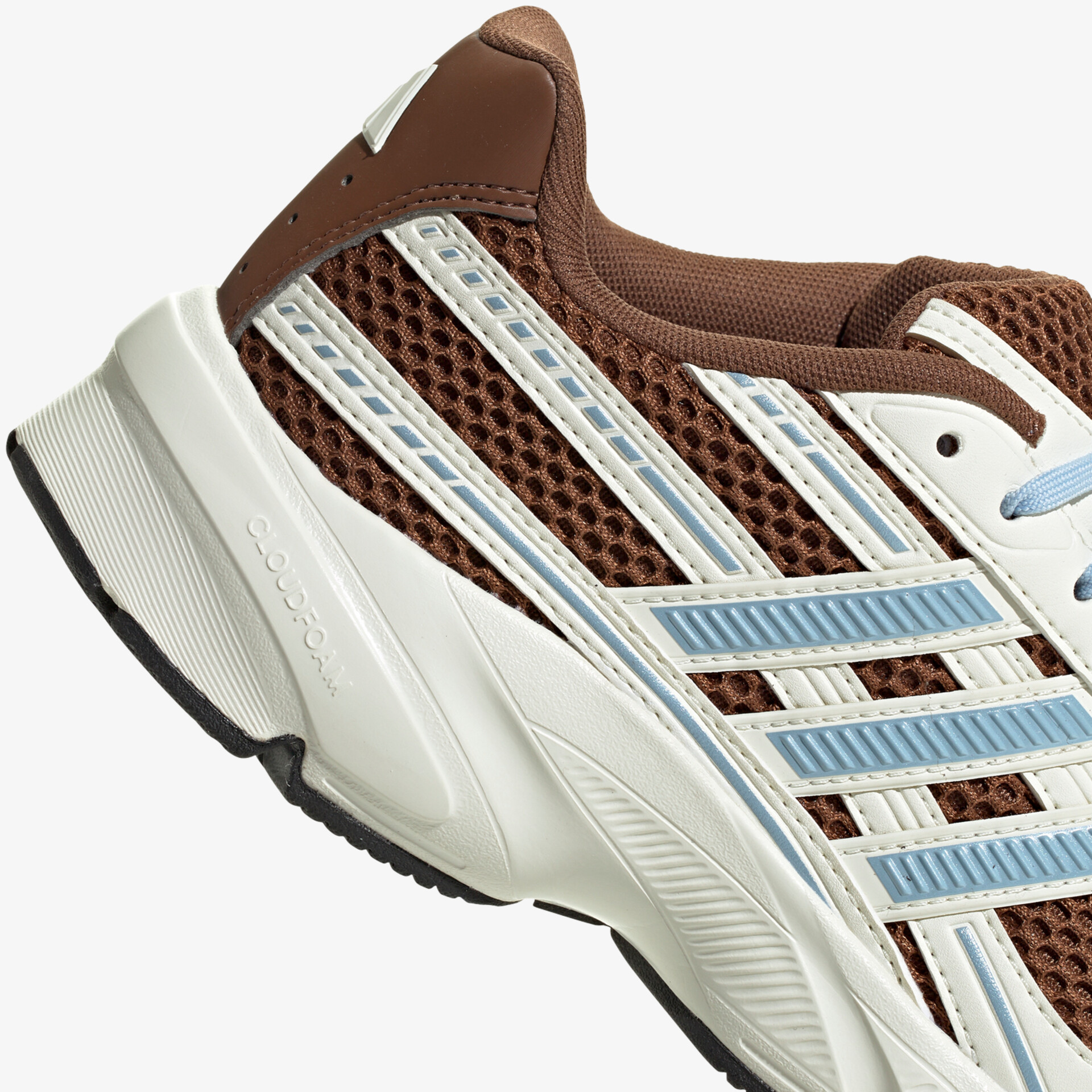 Leichter Laufschuh mit atmungsaktivem Mesh, gepolstertem Schaft und robuster Sohle in moderner Farbkombination