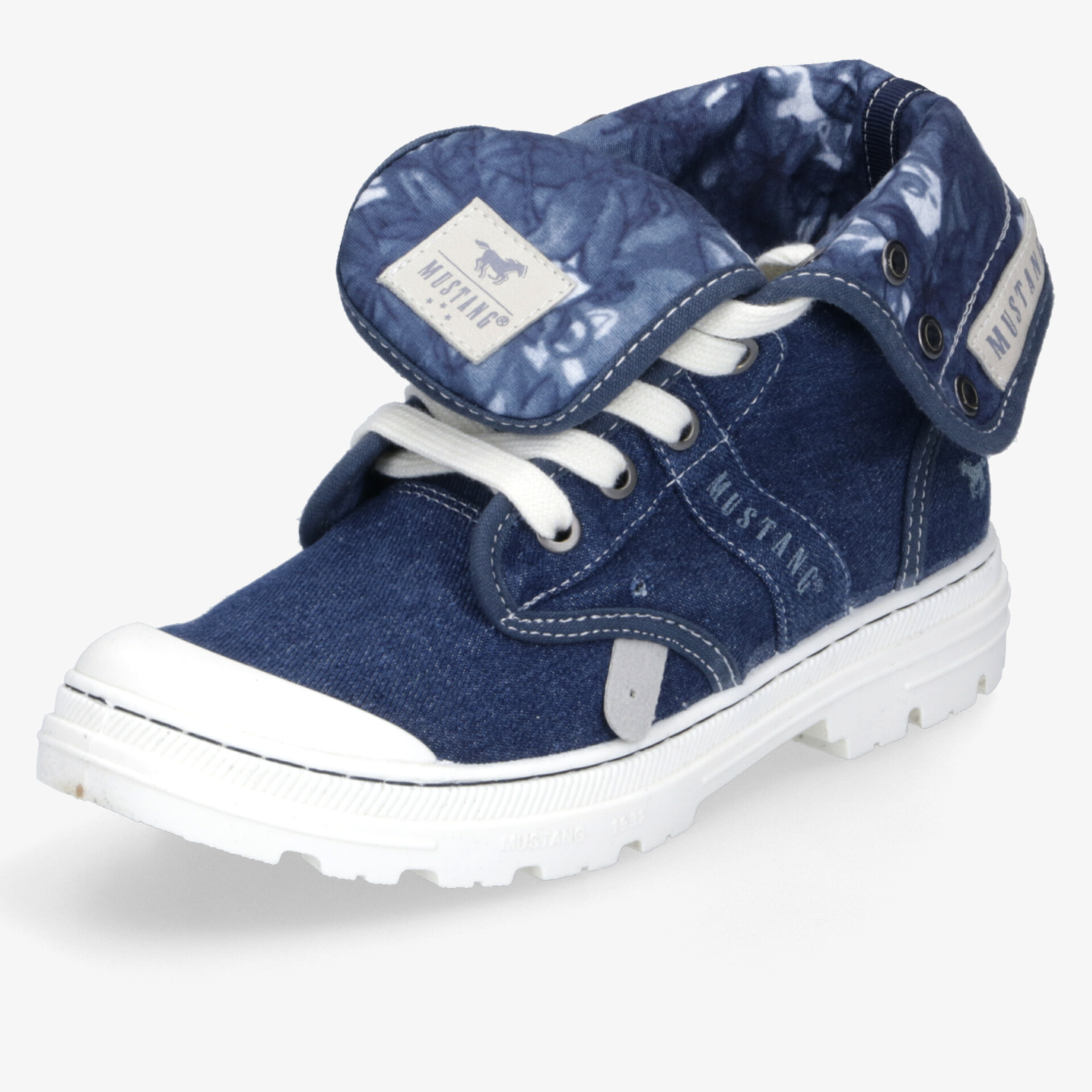 Robuster blauer Freizeitschuh mit weißer Profilsohle und sportlicher Schnürung für angenehmen Tragekomfort