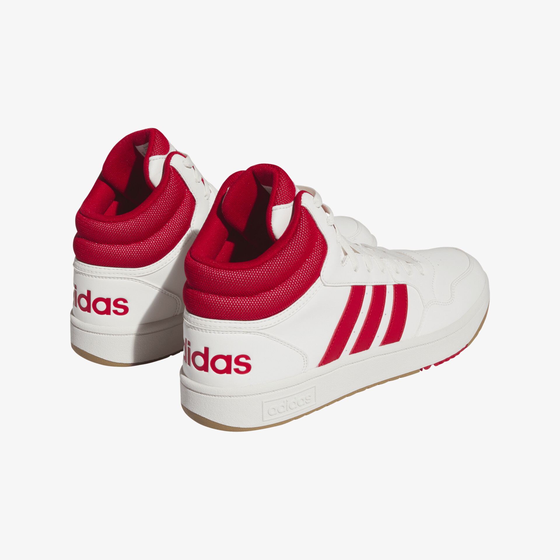 Klassische weiße Turnschuhe mit rotem Akzent und markantem Logo, ideal für sportliche Aktivitäten und täglichen Komfort.