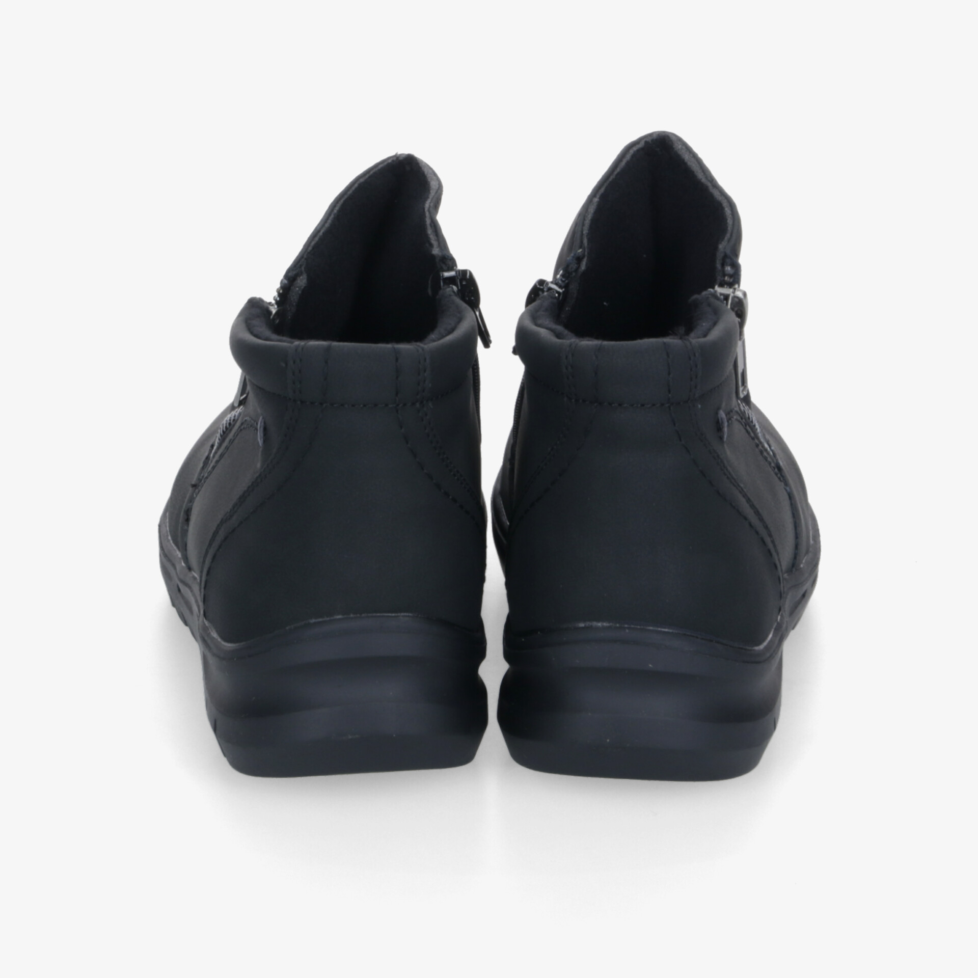 Sportliche schwarze Schuhe von hinten mit gepolstertem Schaft und rutschfester Sohle, komfortabel und robust