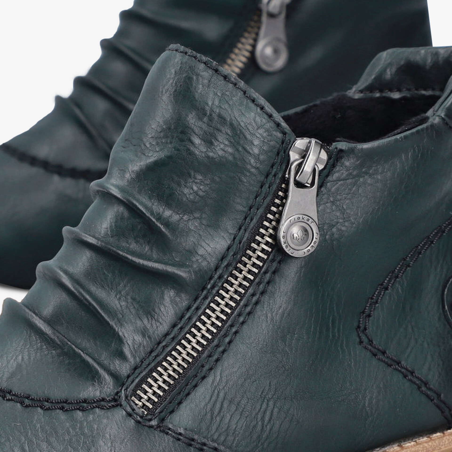 Detailaufnahme eines hochwertigen Lederschuhs mit robustem Reißverschluss und modischer Faltenoptik