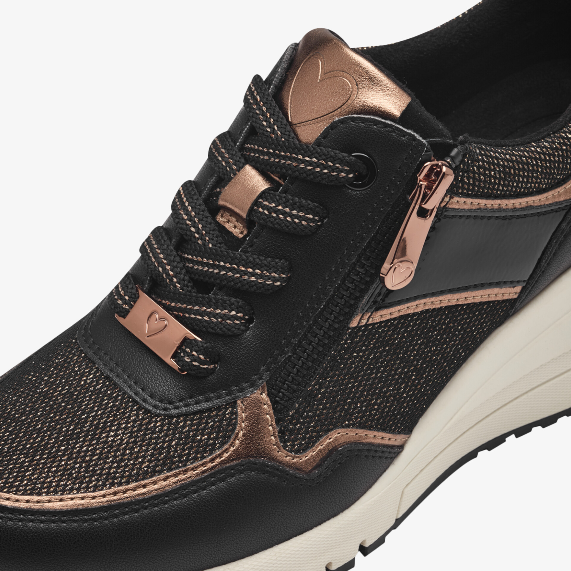 Detailaufnahme eines sportlichen Schuhs mit robustem Reißverschluss und atmungsaktivem Material