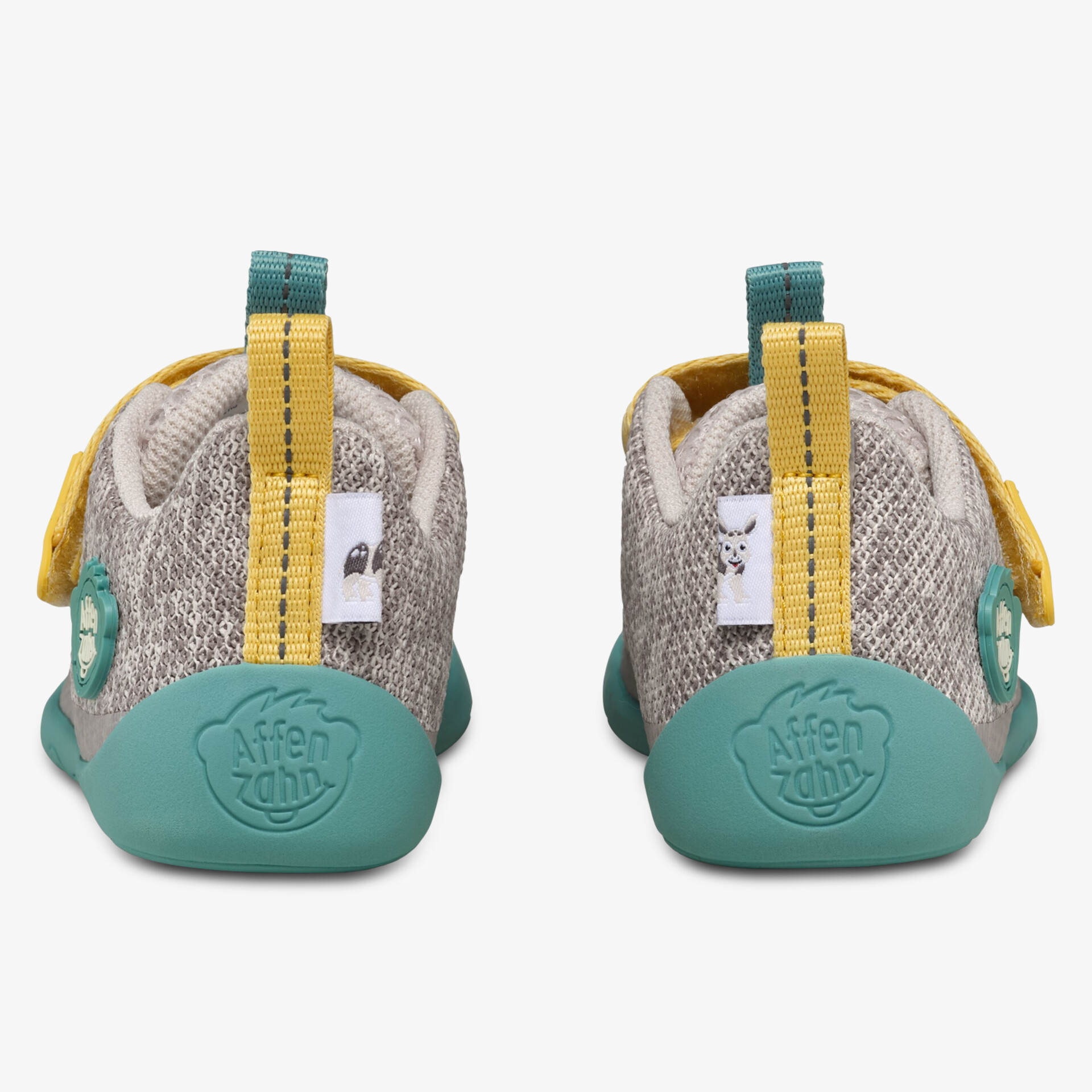 Rückansicht Paar Kinderschuhe mit flexibler Sohle und elastischer Sprengung für aktives Tragen