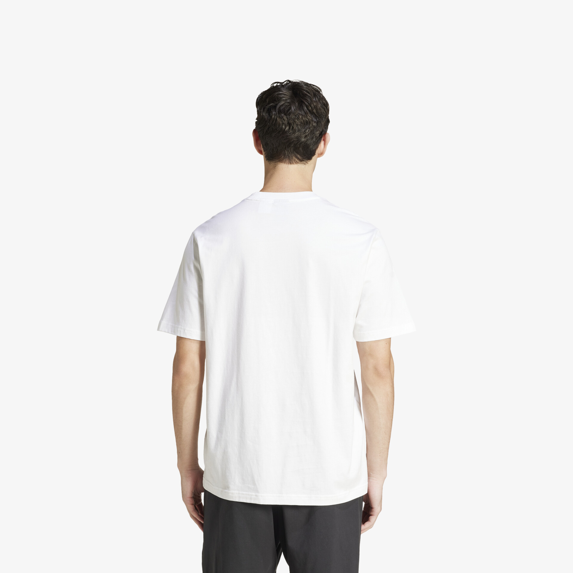 Ein weißes T-Shirt mit lockerem Sitz und kurzem Ärmel, das Komfort und schlichtes Design bietet