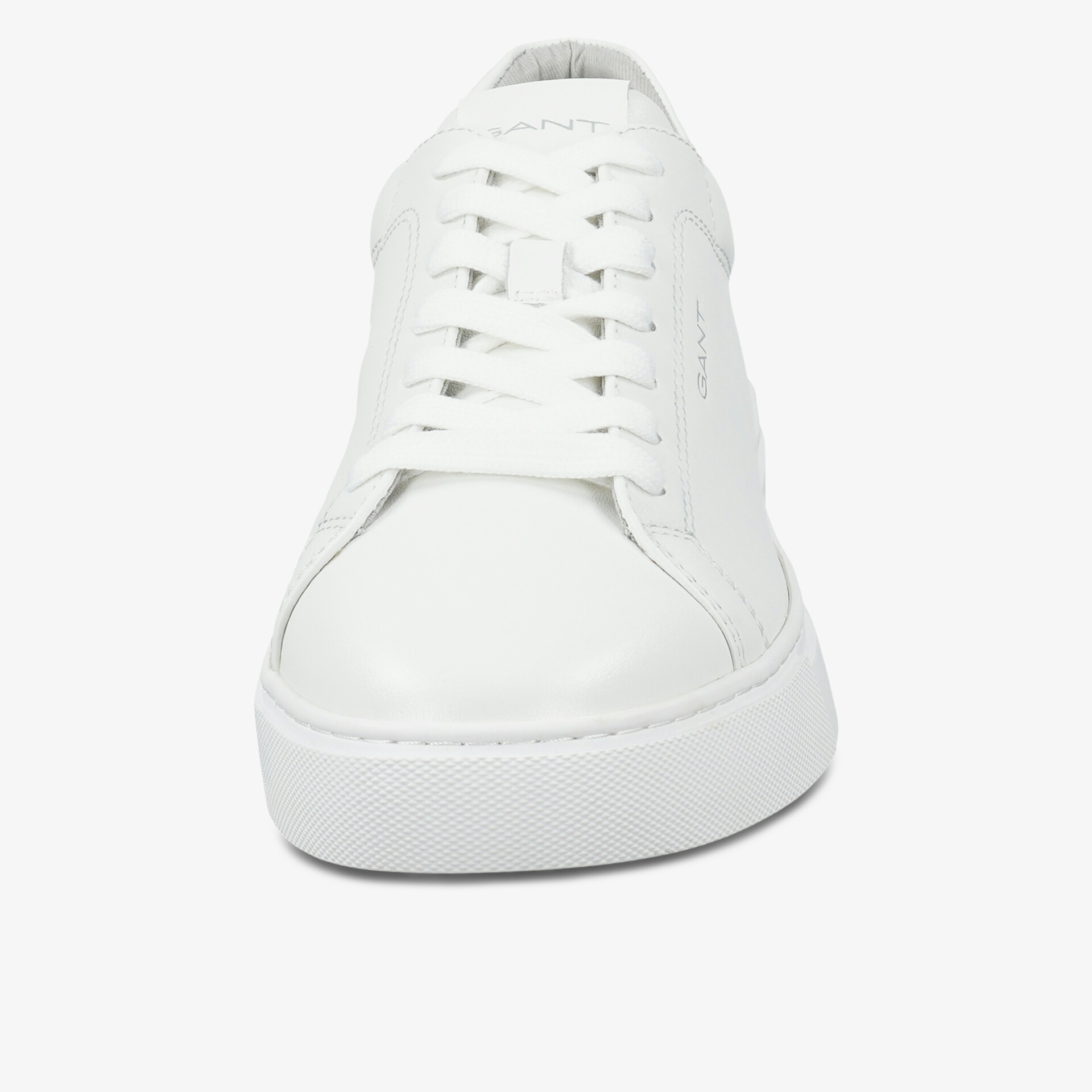 Moderner weißer Sneaker mit gepolstertem Komfort und rutschfester Sohle.