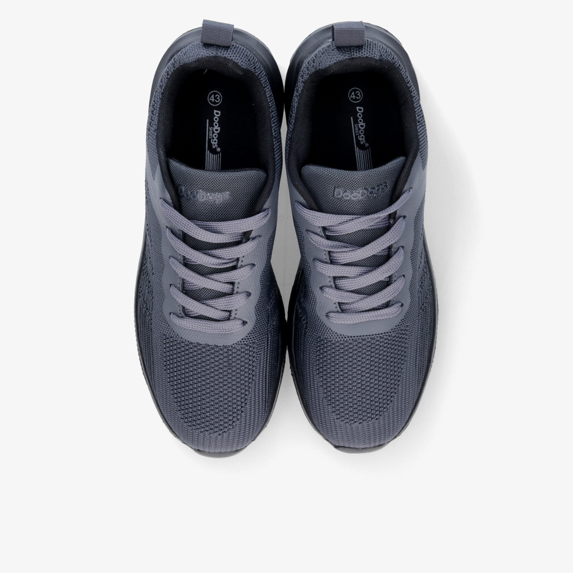 Sportliche graue Sneaker mit atmungsaktivem Mesh, komfortabler Passform und moderner Schnürung aus der Draufsicht