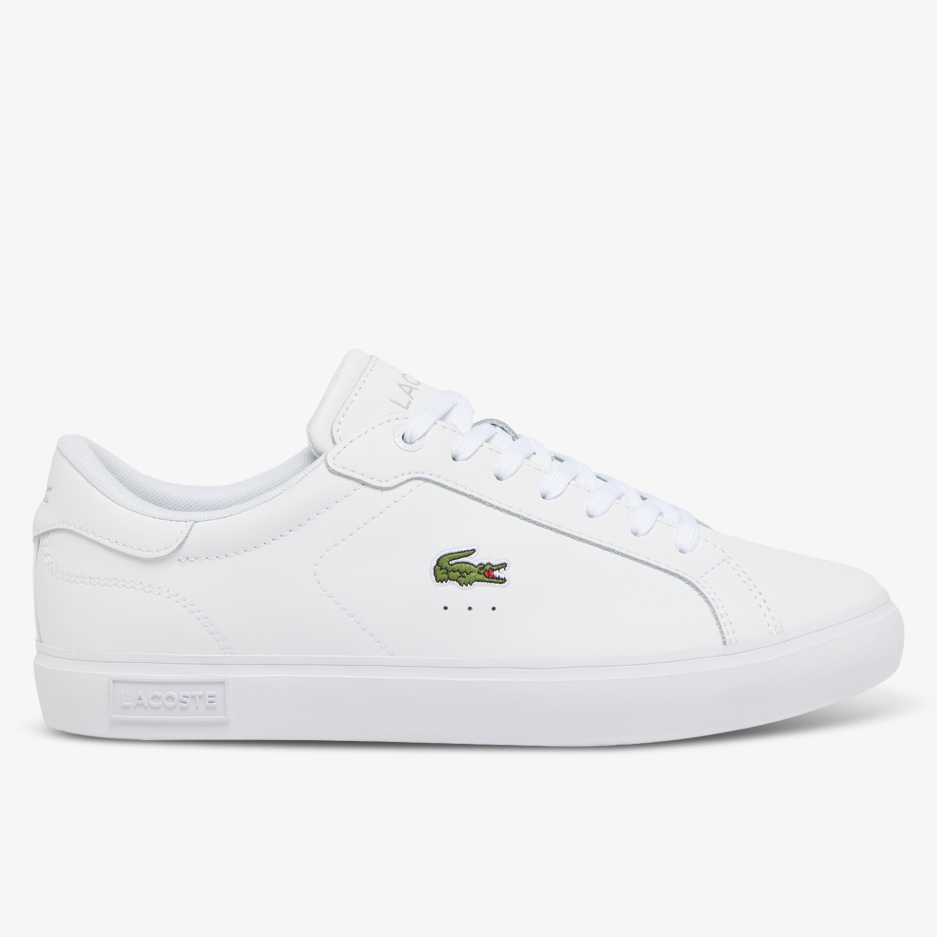 Weiße Sneaker mit seitlicher Ansicht, LACOSTE Logo, sportlich und modern, schlichtes zeitloses Design