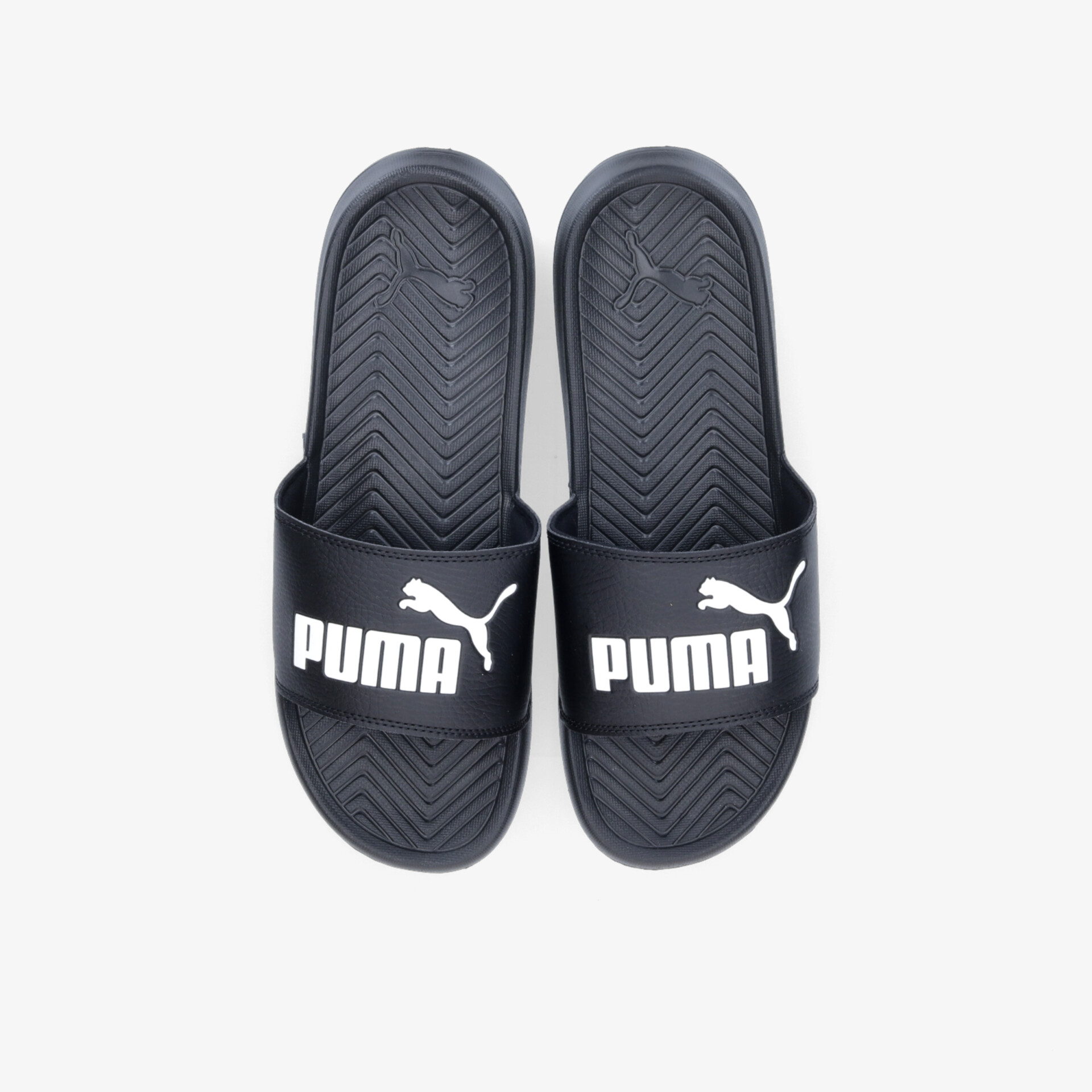 Bequeme Sandalen mit rutschfester Sohle und markantem Logo für optimalen Komfort im Alltag.