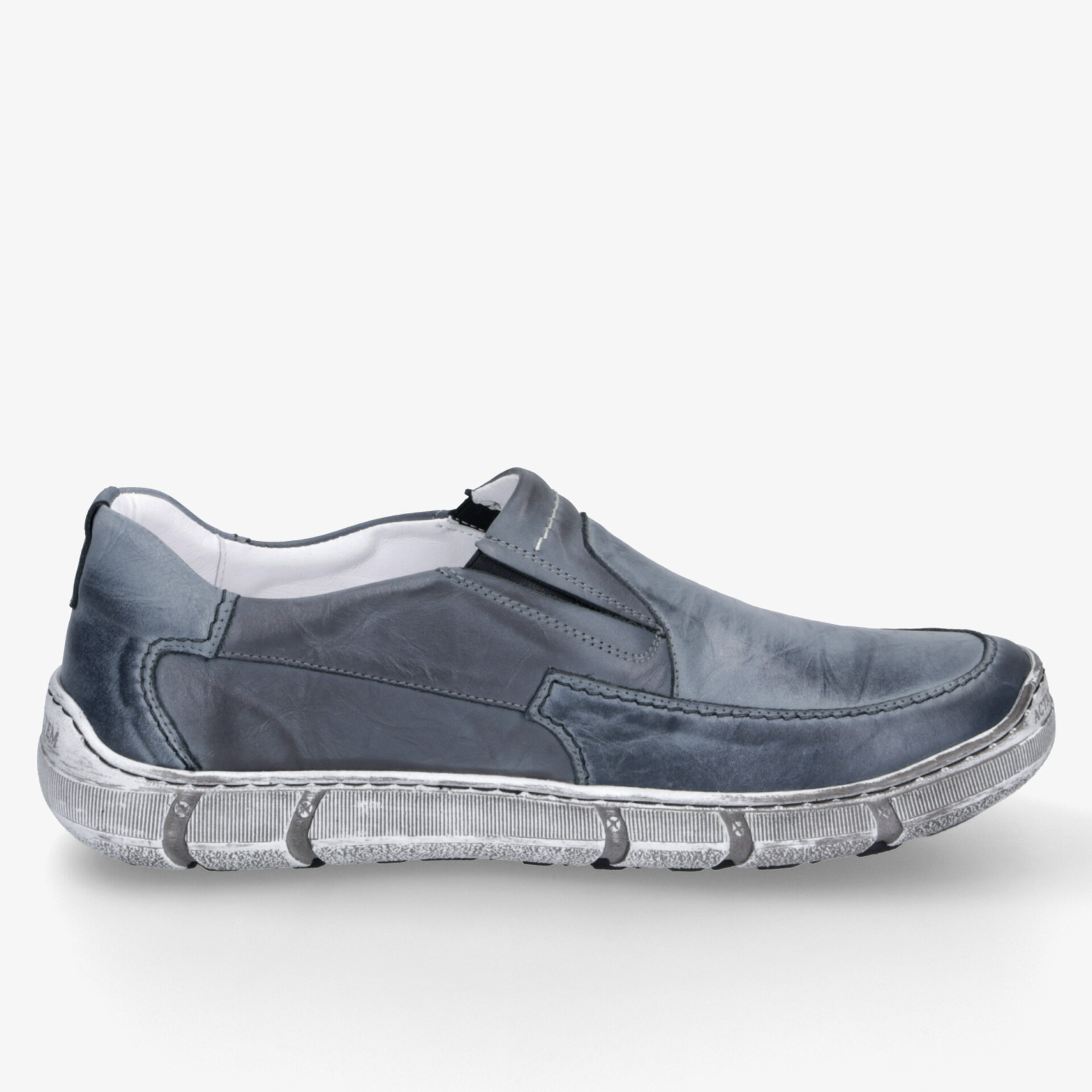 Seitliche Ansicht eines komfortablen und flexiblen blauen Slippers mit leicht profilierter Sohle und sportivem Design