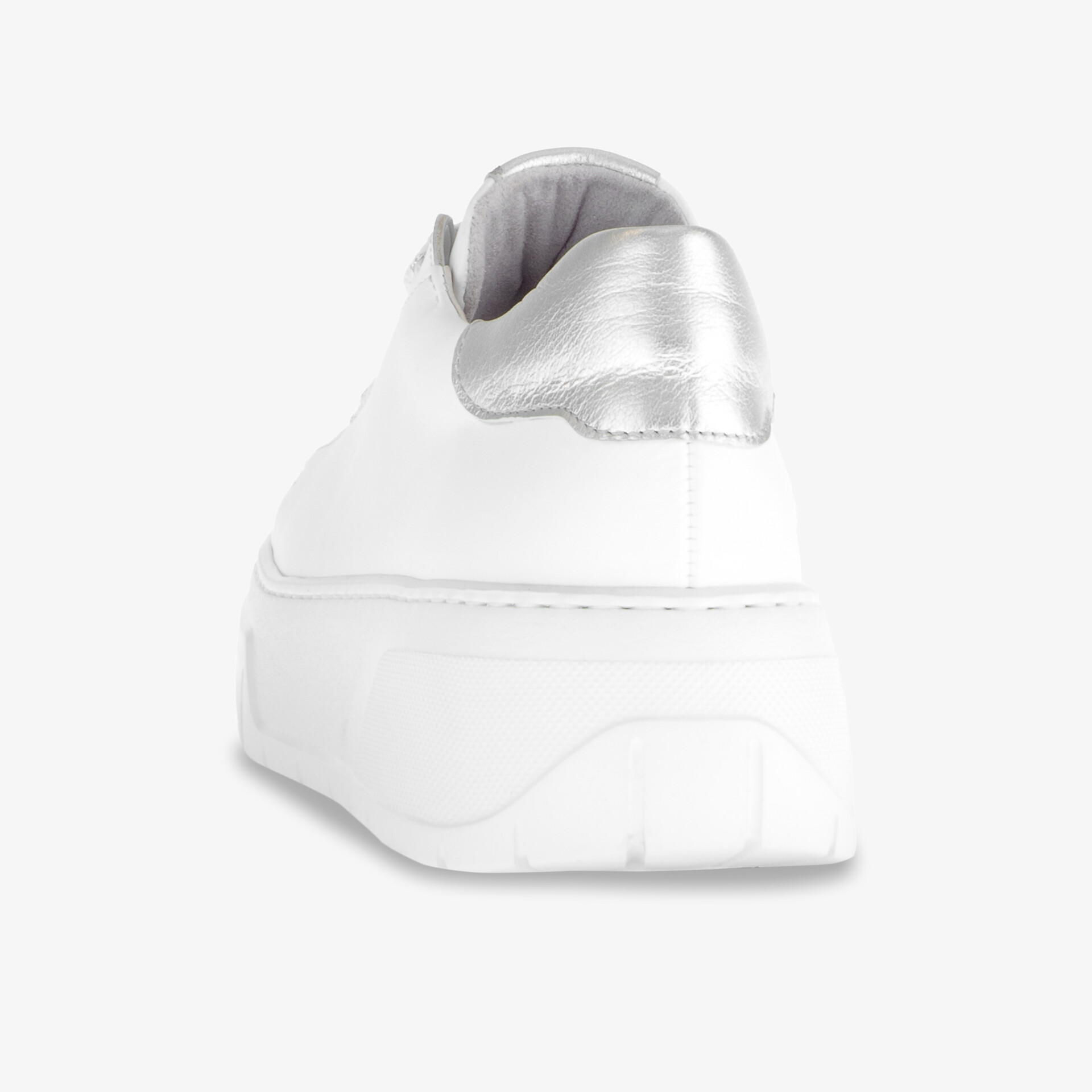 Weißer Plateau Sneaker in Rückansicht mit gepolsterter Ferse und robuster, rutschfester Sohle