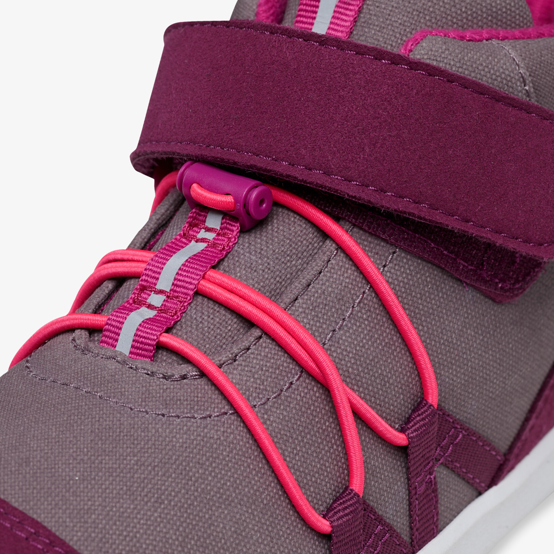 Stilvoller Schuh mit bequemen elastischen Schnürsenkeln und Klettverschluss