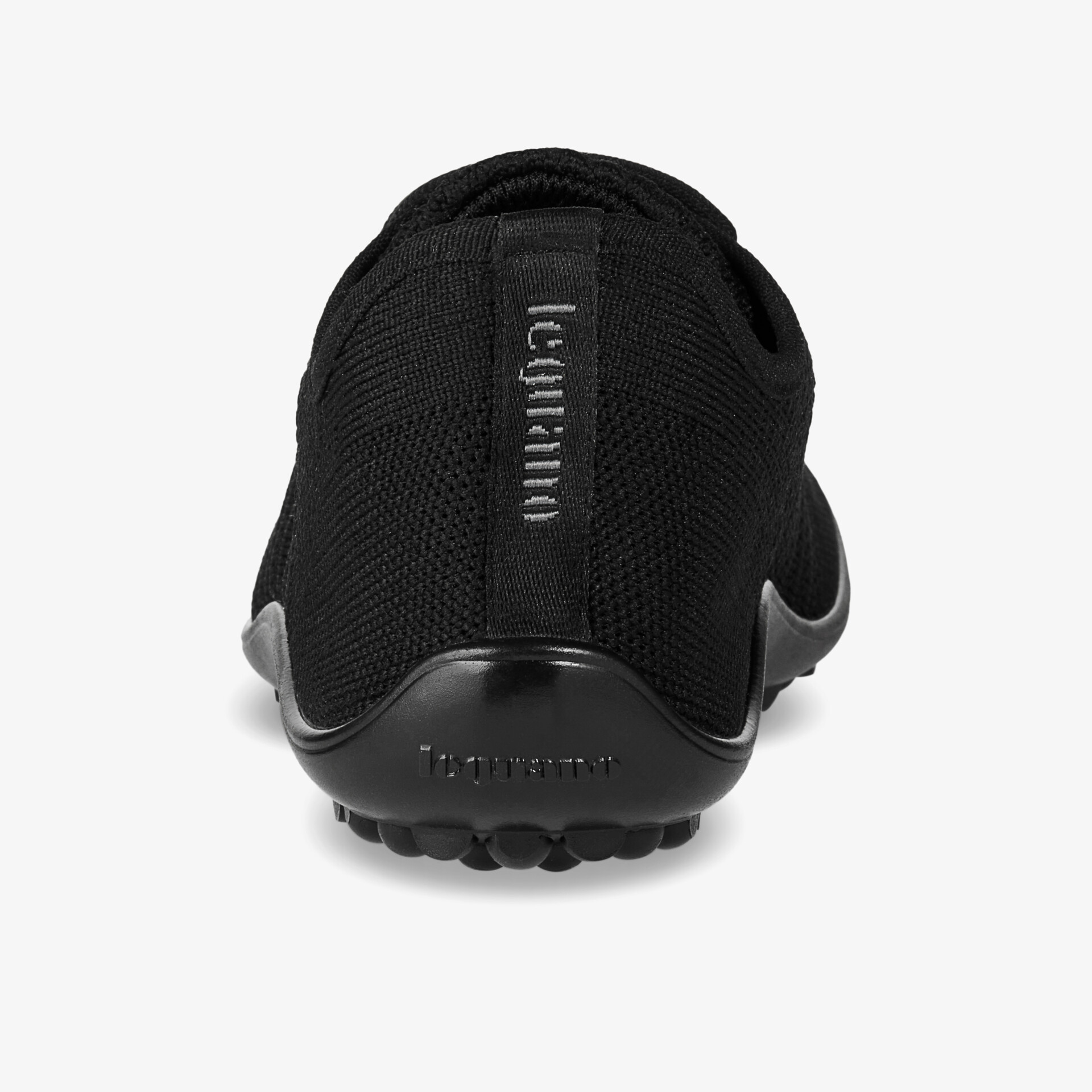 Schwarzer Schuh von hinten gezeigt, komfortabel und stilvoll für sportliche Aktivitäten.