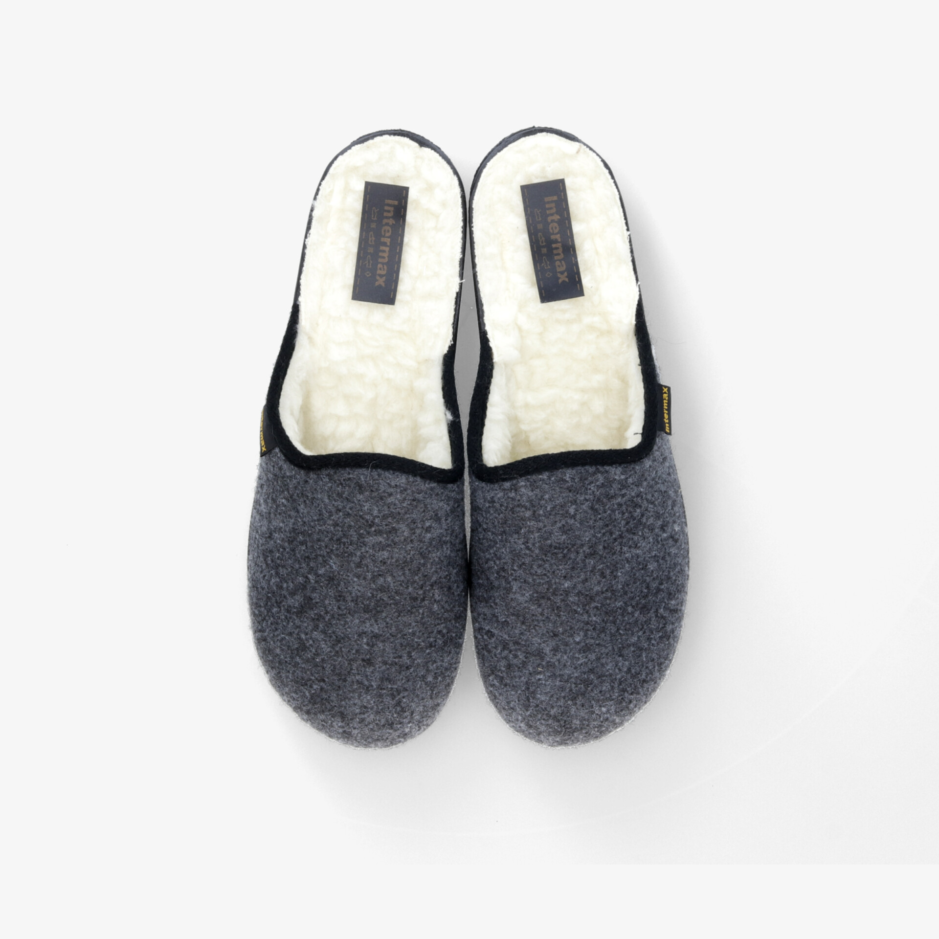 Graue Hausschuhe mit weicher, warmer Innensohle, bequem und langlebig für angenehmen Tragekomfort