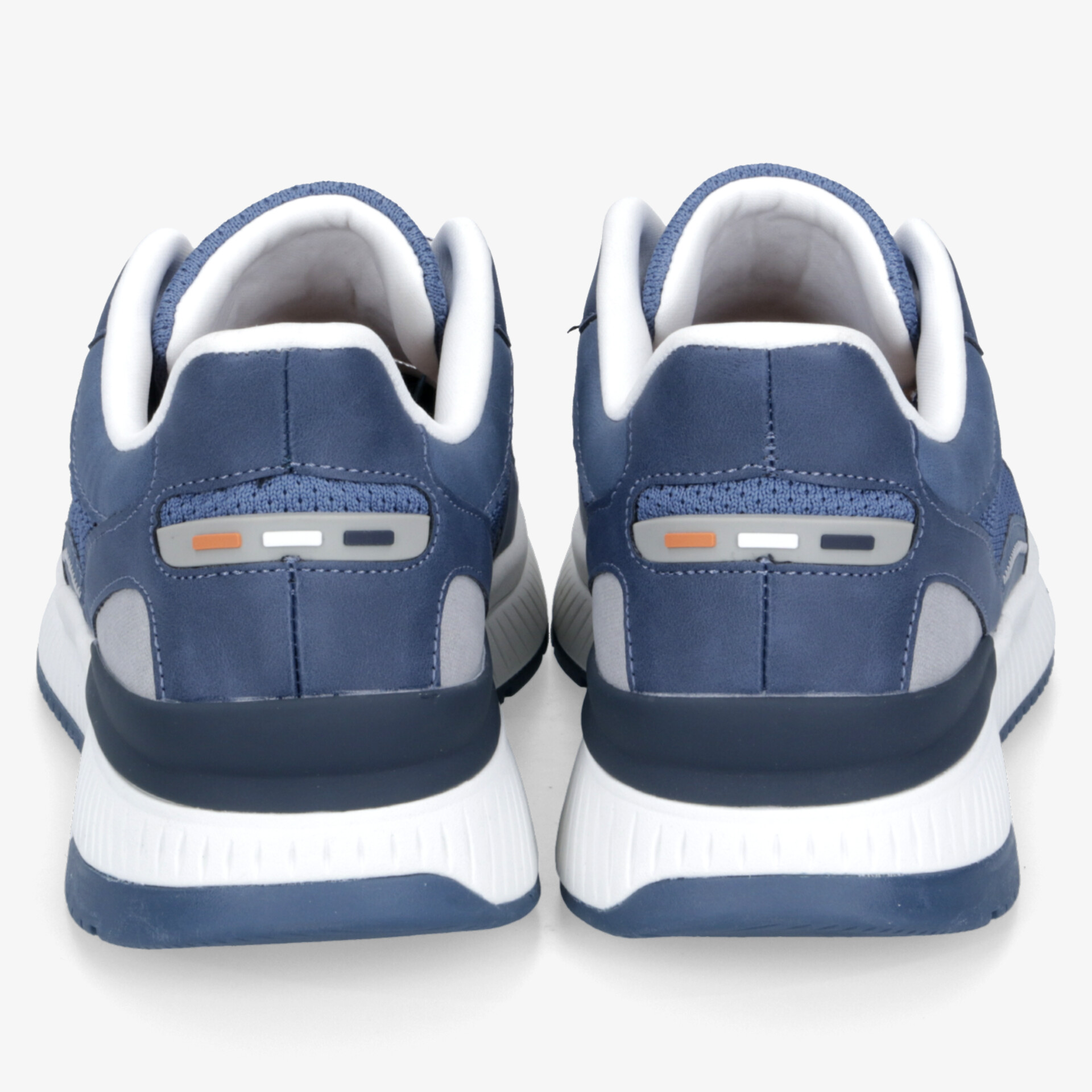 Sportschuhe in Blau und Weiß, Rückansicht, gepolsterter Fersenbereich für optimalen Komfort und Stabilität