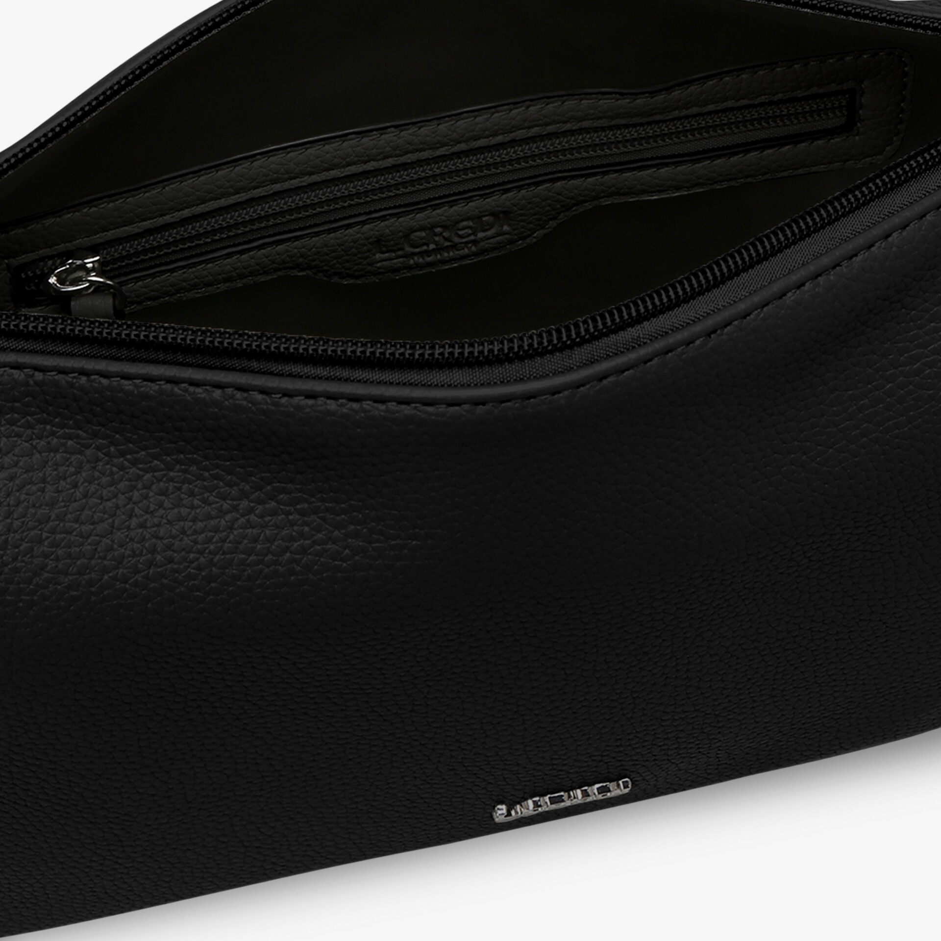 Detailaufnahme eines schwarzen Taschenreißverschlusses mit feiner Lederstruktur und eleganter Naht