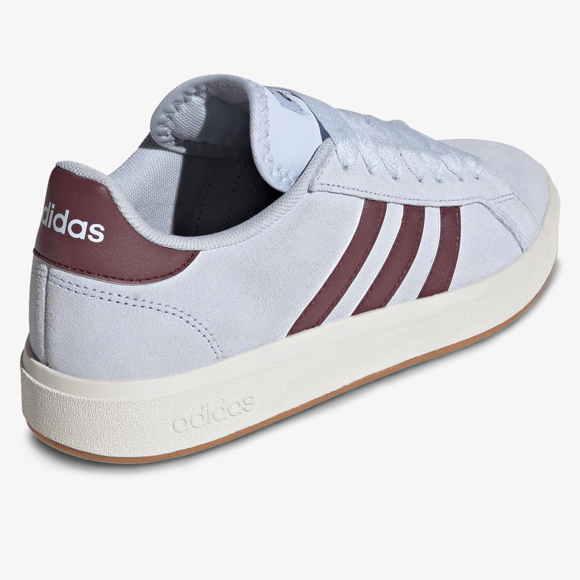 Seitliche Ansicht eines weißen Adidas Sneakers mit drei braunen Streifen und bequemer Passform