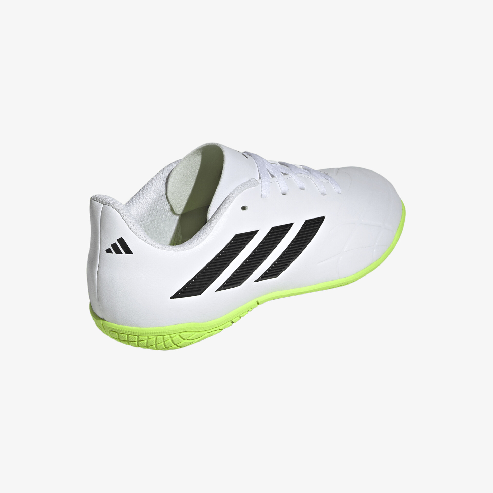 Moderner Indoor-Sportschuh mit rutschfester Sohle und stylischen Details in weiß und neon.