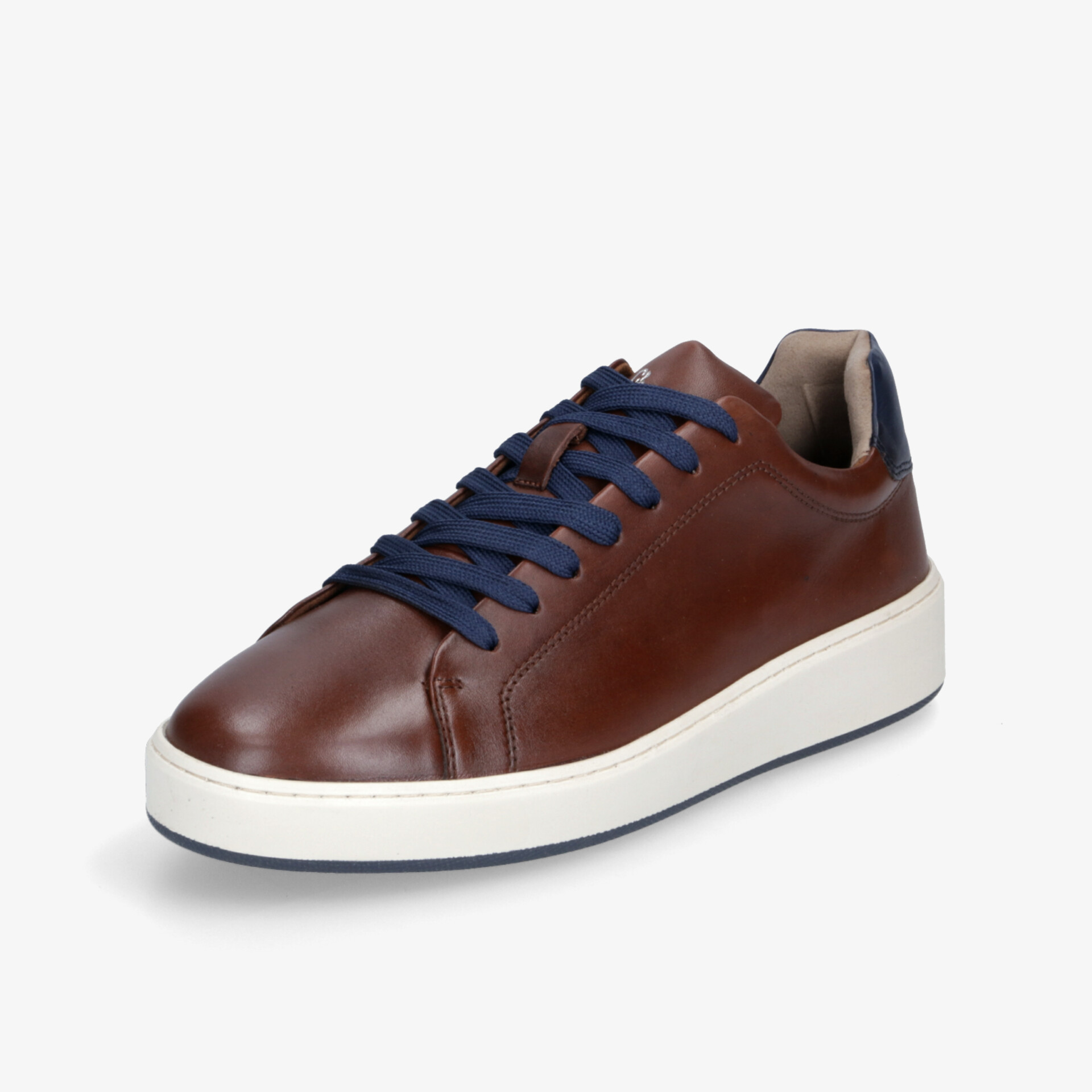 Klassischer brauner Ledersneaker mit weißer Sohle und navy Schnürsenkeln, bequeme modische Optik