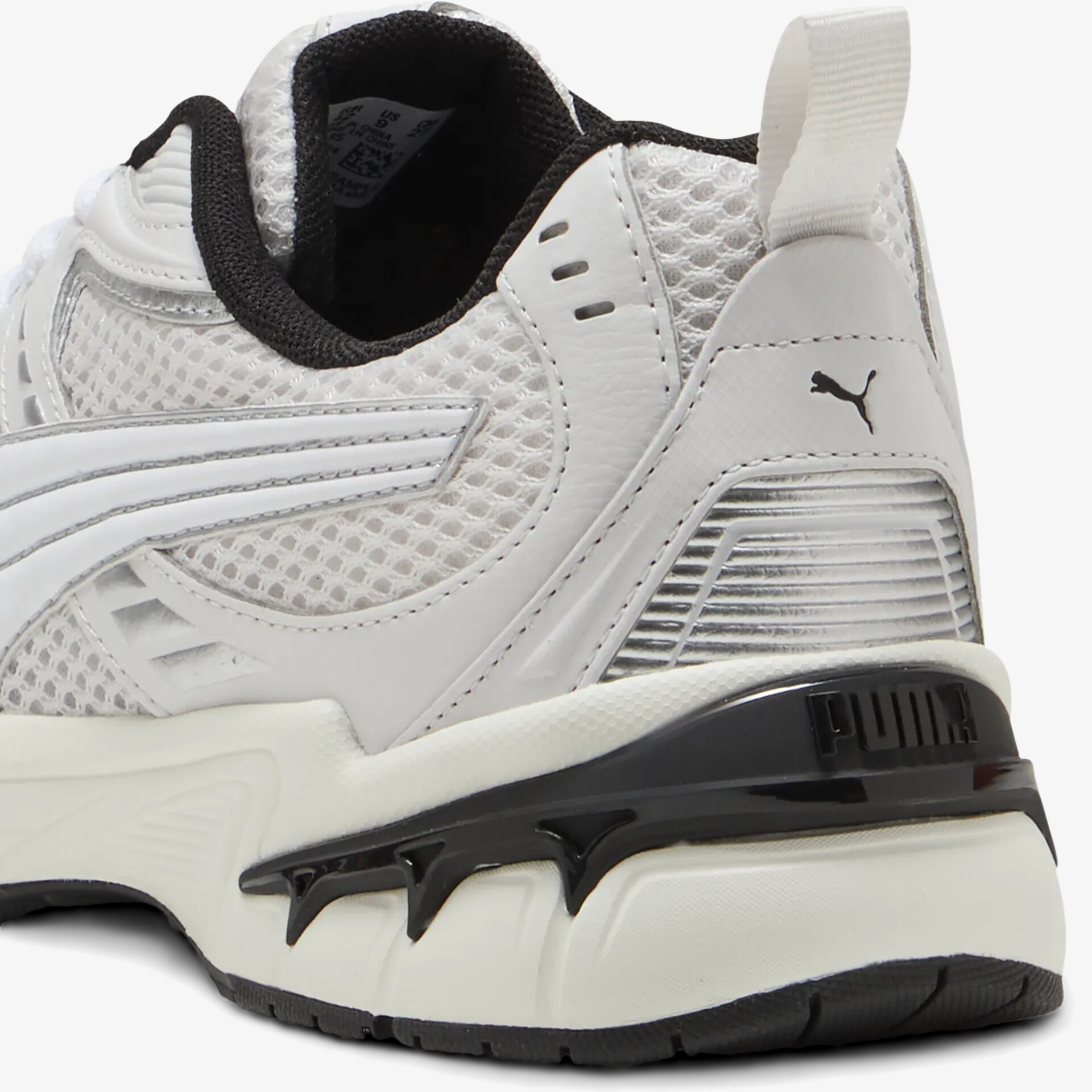 Detailaufnahme eines Sportschuhs mit atmungsaktivem Material und verstärkter Ferse für optimalen Halt