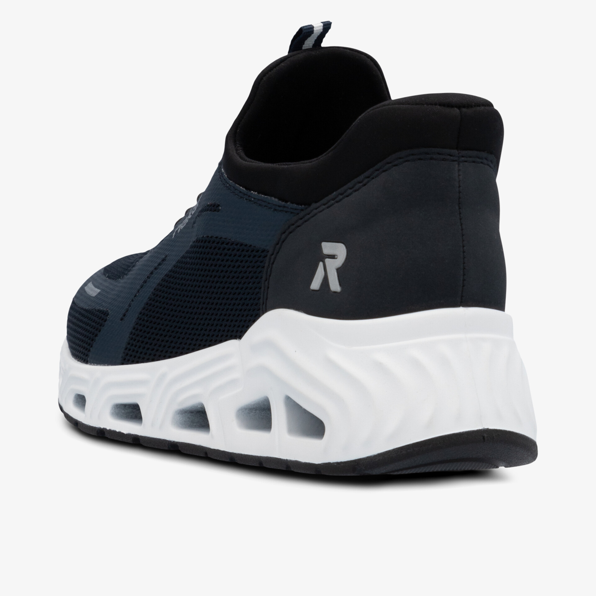 Moderner leichter Sneaker in dunkler Farbe mit atmungsaktivem Material und gedämpfter weißer Sohle