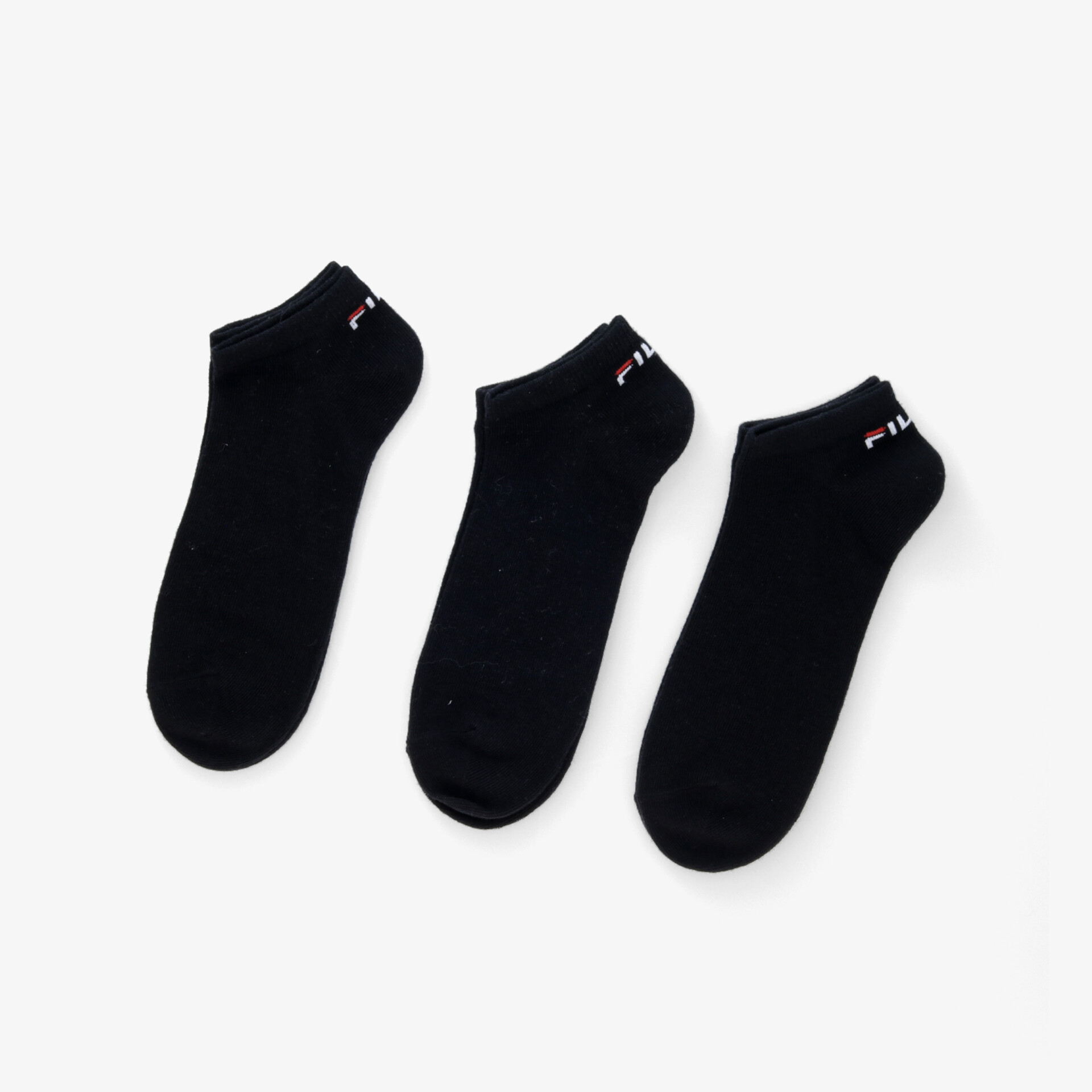 Drei schwarze kurze Socken im 3er Pack liegen nebeneinander, atmungsaktiv und elastisch für hohen Tragekomfort