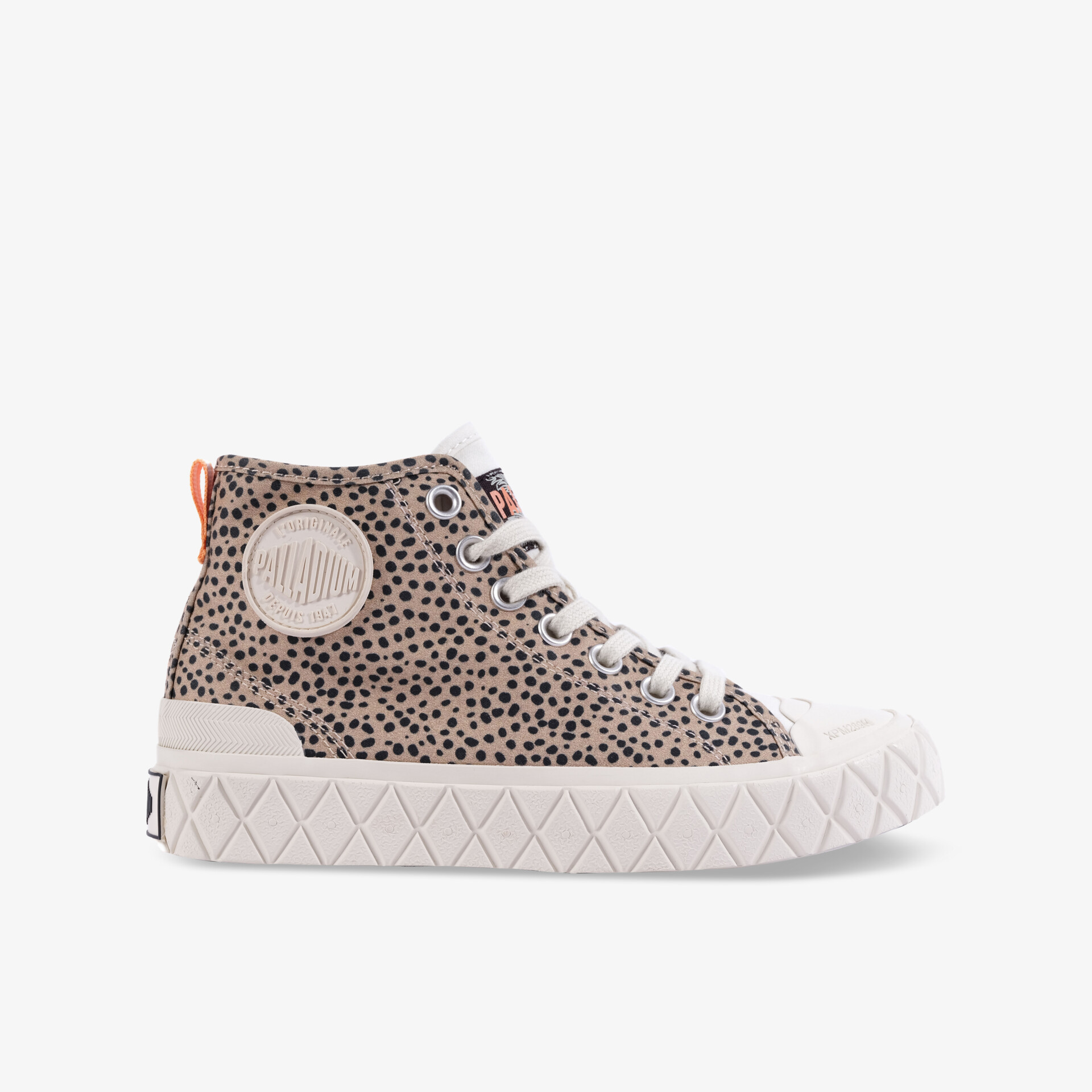 seitlich sichtbarer hoher Sneaker mit ansprechendem tiermuster und robuster weißer gummisohle, modisch und bequem