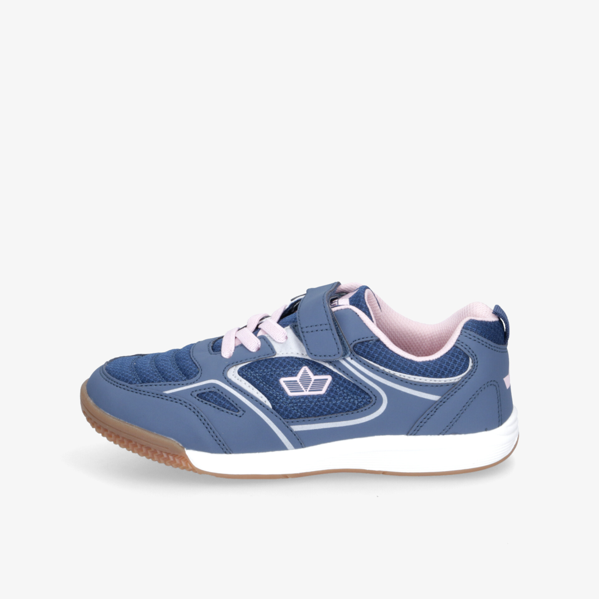 Seitliche Ansicht eines blauen Sportschuhs mit rosa Akzenten, Klettverschluss und rutschfester, flexibler Sohle