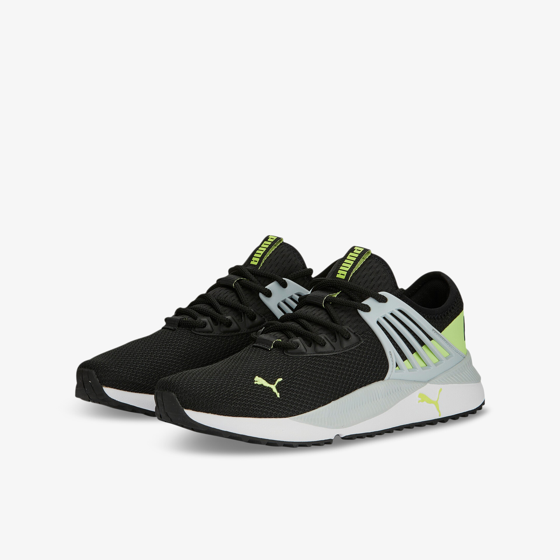 Sportliche schwarze Sneaker mit auffälligen Details und komfortabler Passform für vielseitige Aktivitäten.