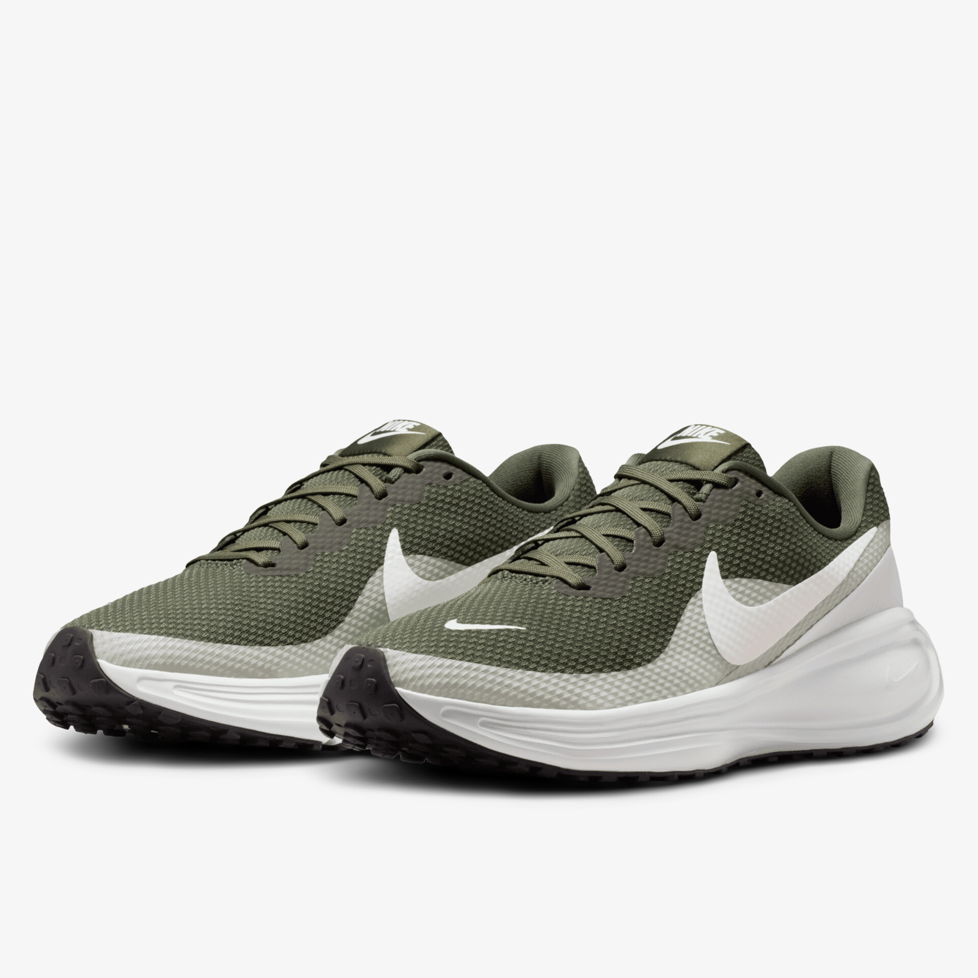 Stylischer Sneaker in Grün mit weißem Logo und robustem Profil, ideal für sportliche Aktivitäten