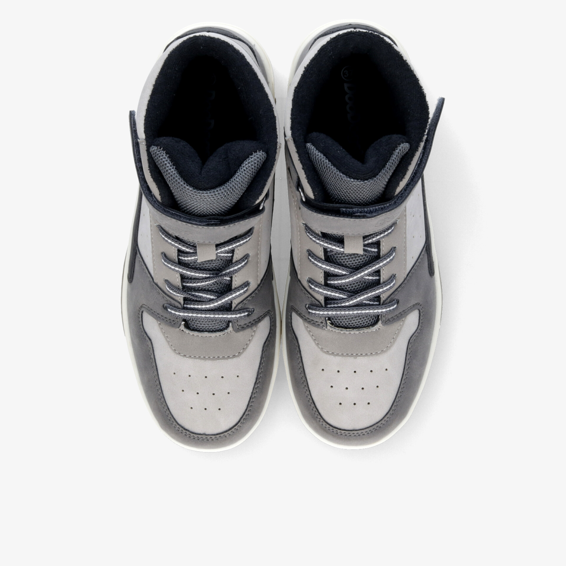 Sportliche graue Sneaker im Paar mit schnürung, gepolstertem Schaft und robustem Design für hohen Tragekomfort