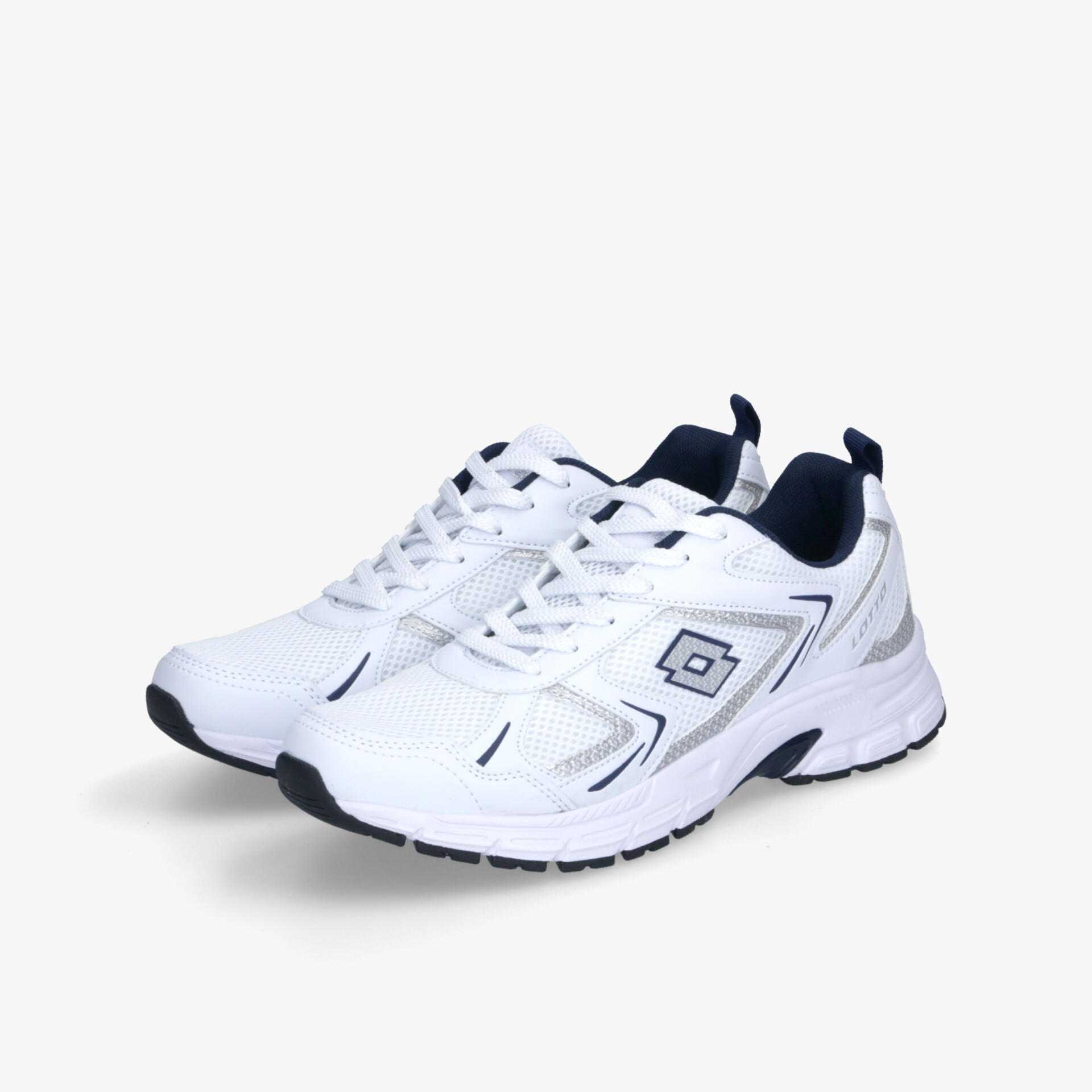 Weißes sportliches Schuhpaar mit flexibler Sohle und atmungsaktivem Material, ideal für Komfort und Performance