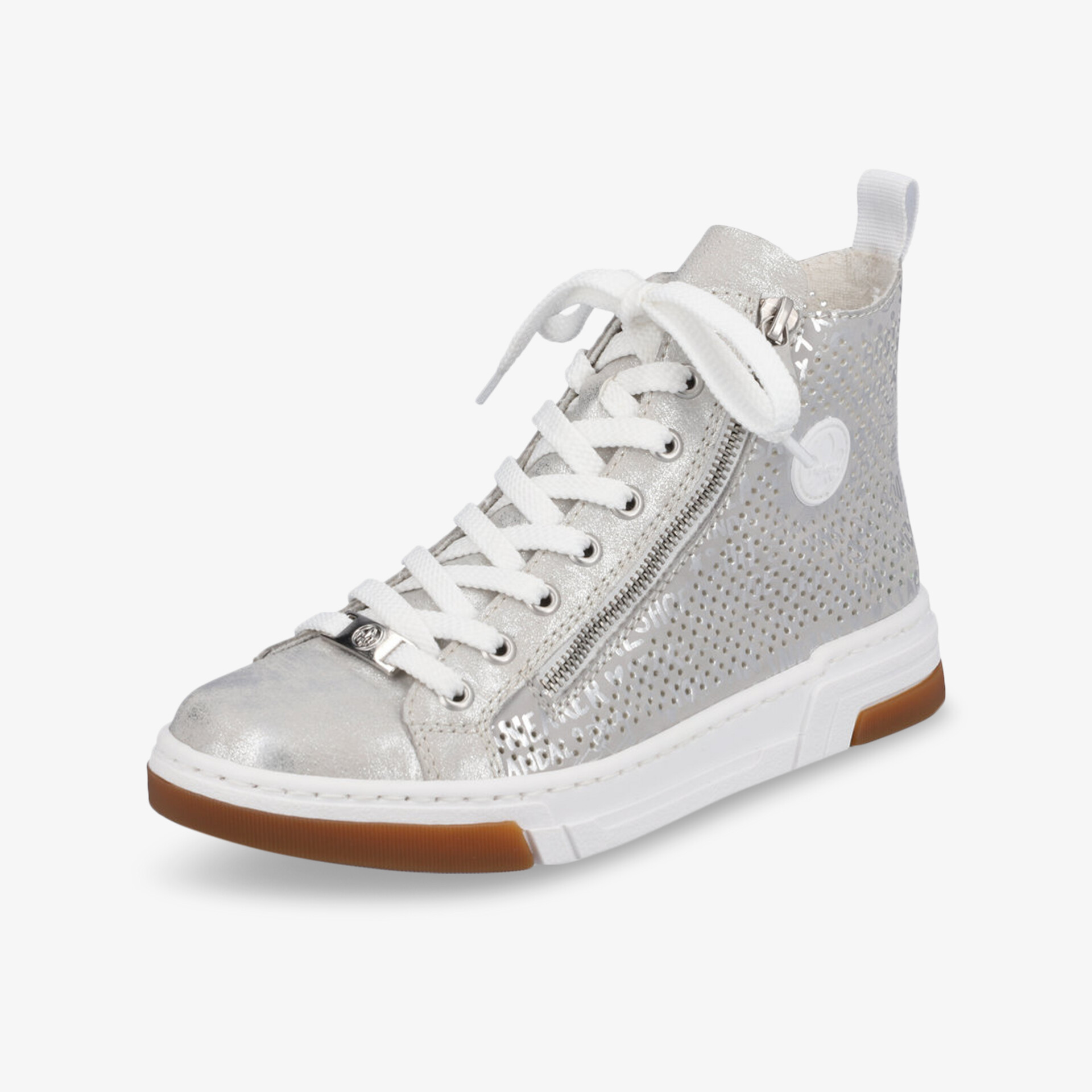 Glänzender silberner Sneaker mit weißen Schnürsenkeln und gummierter brauner Sohle in modernem Design.