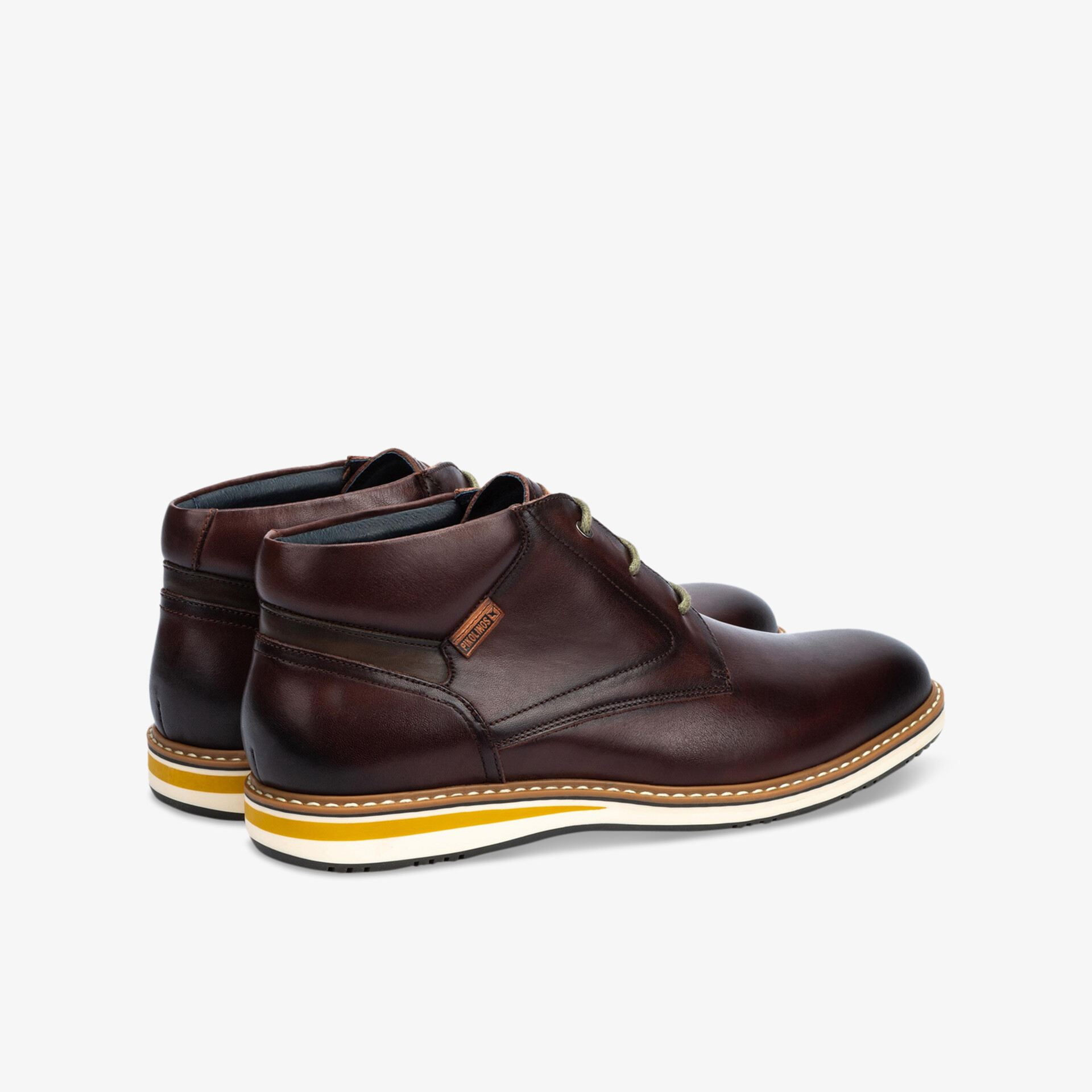 Elegante braune Lederstiefel mit stabiler Sohle und klassischen Schnürsenkeln in seitlicher Ansicht.