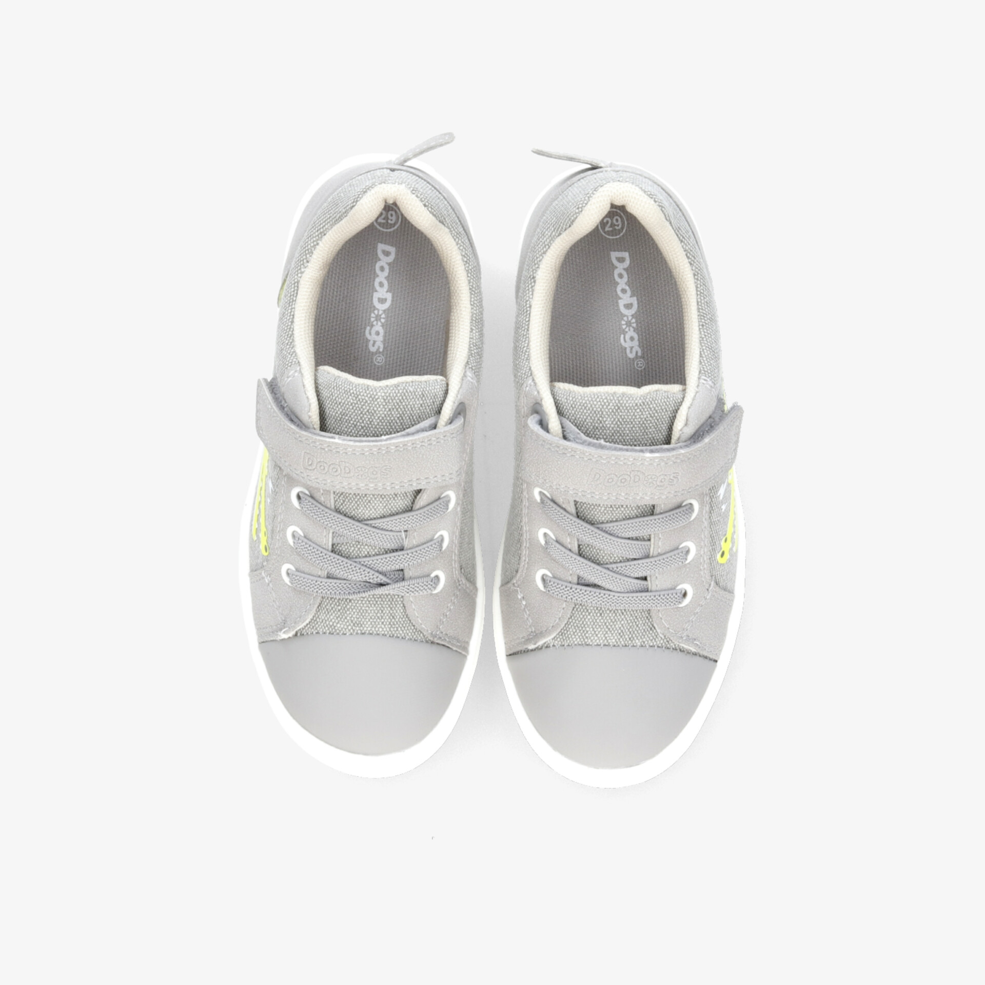 Graue Sneaker als Paar, sportlich und bequem mit rutschfester Sohle, moderne Schnürschuhe in Draufsicht