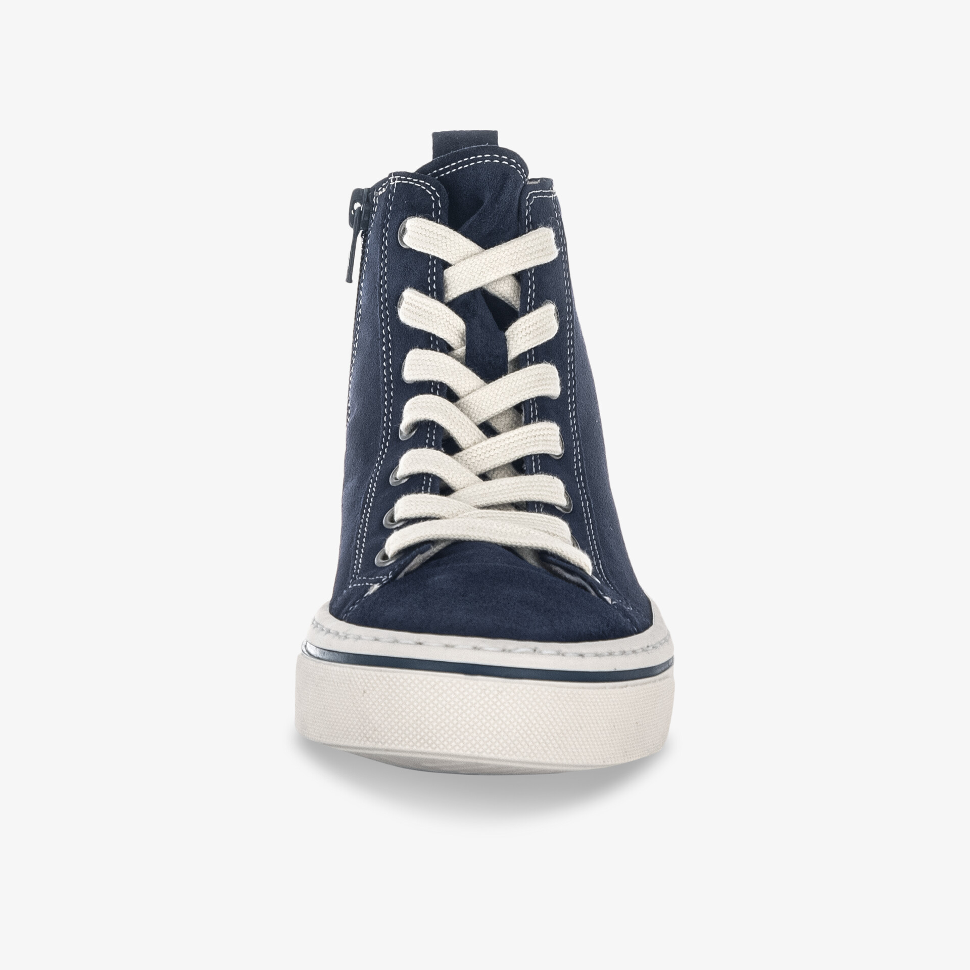 Schwarzer Sneaker mit weißer Sohle und robusten weißen Schnürsenkeln in klarer Frontansicht