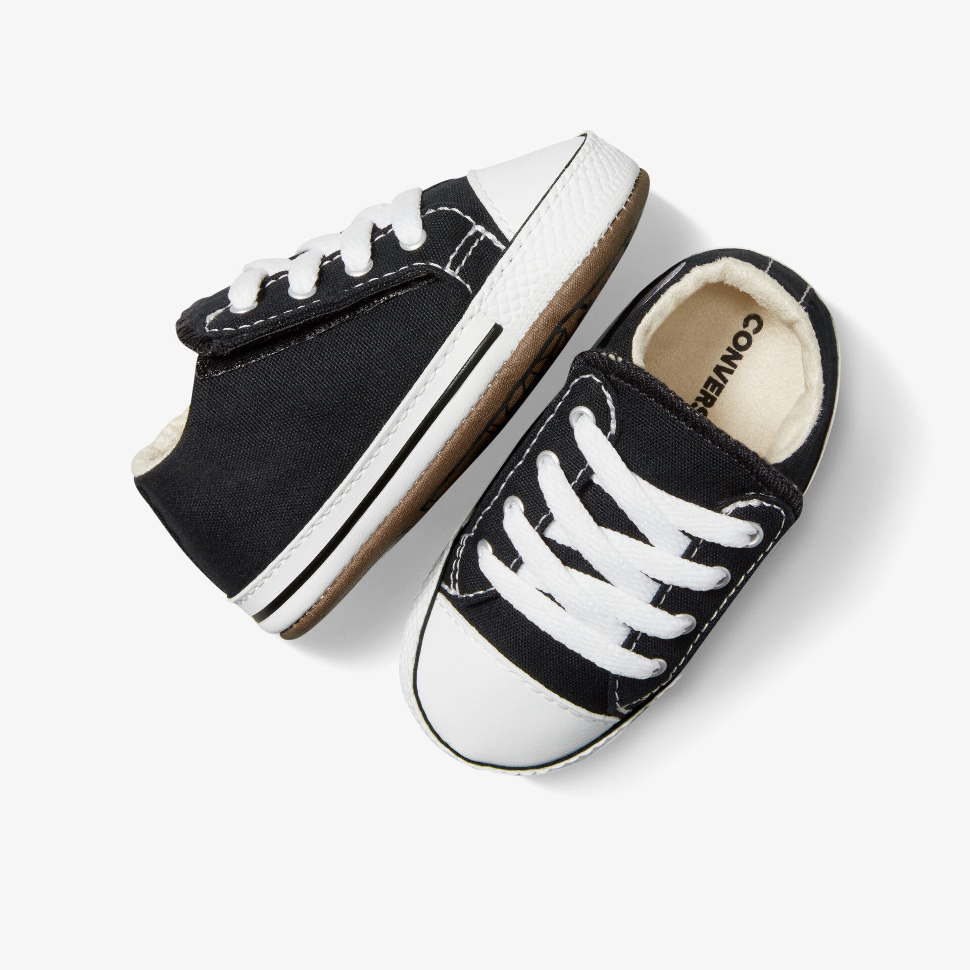 Angesagte schwarze Sneakers mit weißer Schnürung für maximalen Tragekomfort und stilvolles Design.