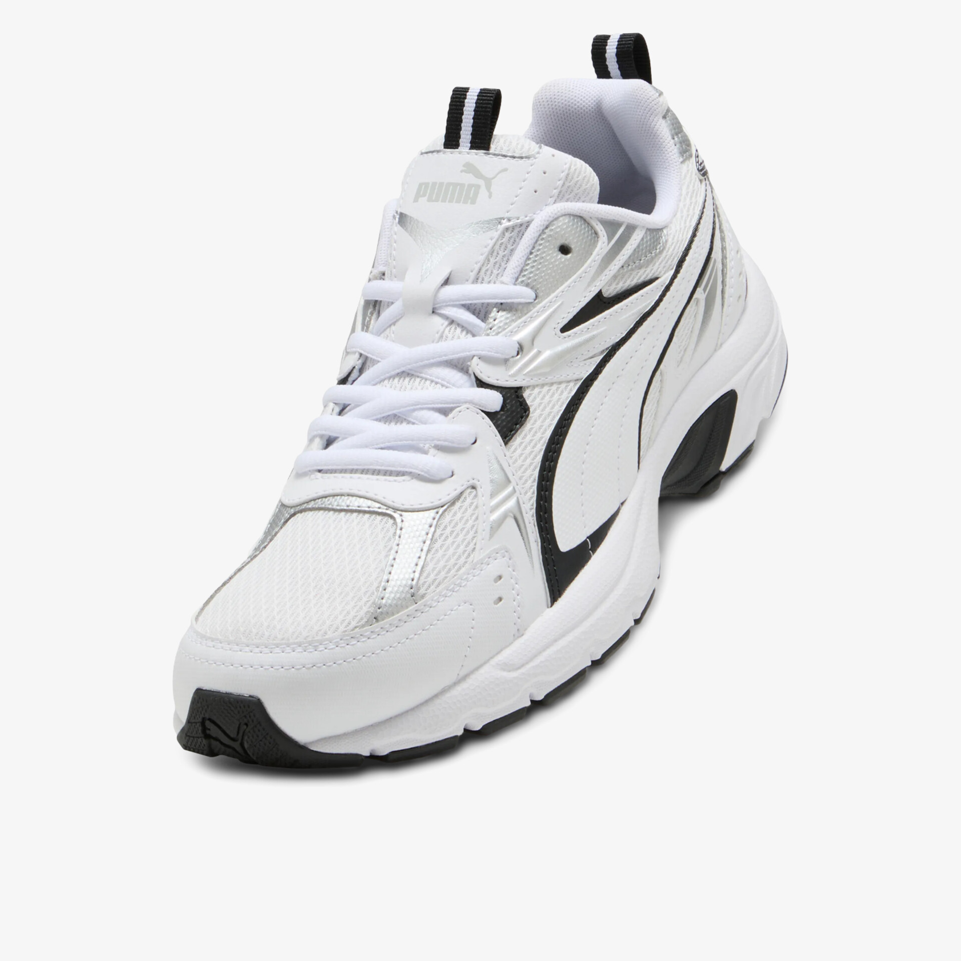 Moderner weißer Sneaker mit sportlichem Design und bequemer Passform für besten Tragekomfort