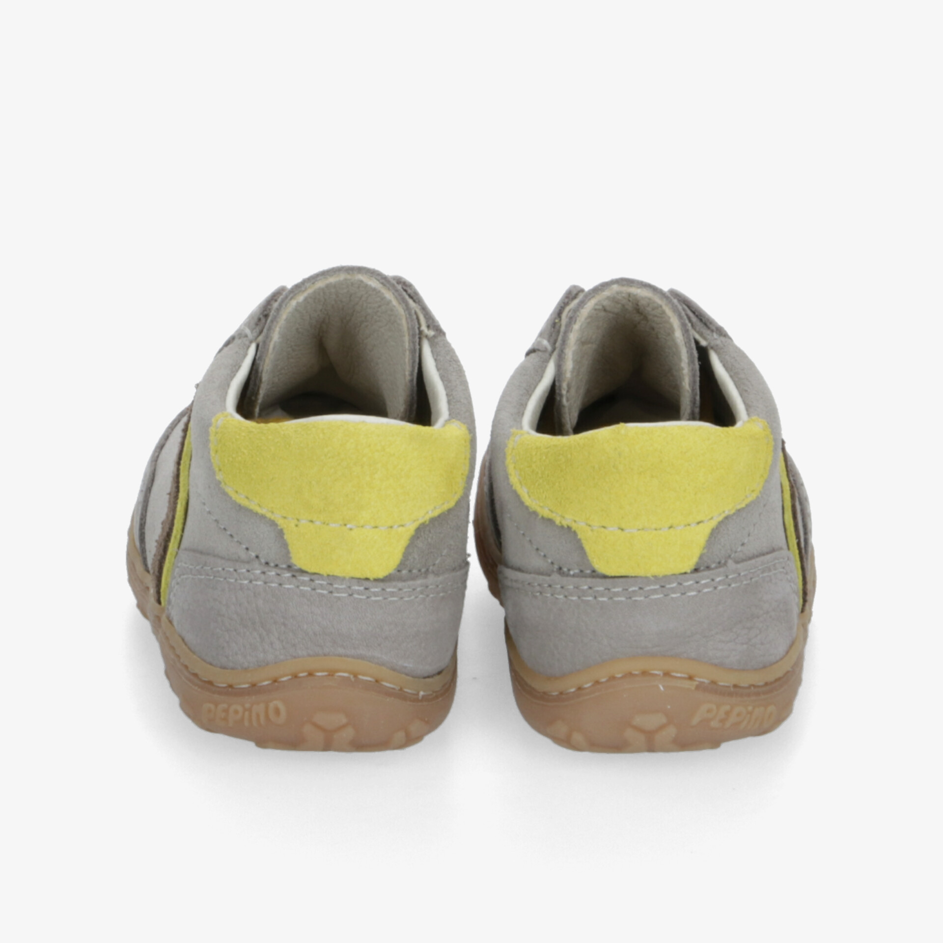 Rückansicht von bequemen Schuhen in Grau mit gelbem Fersenbereich und rutschfester brauner Sohle