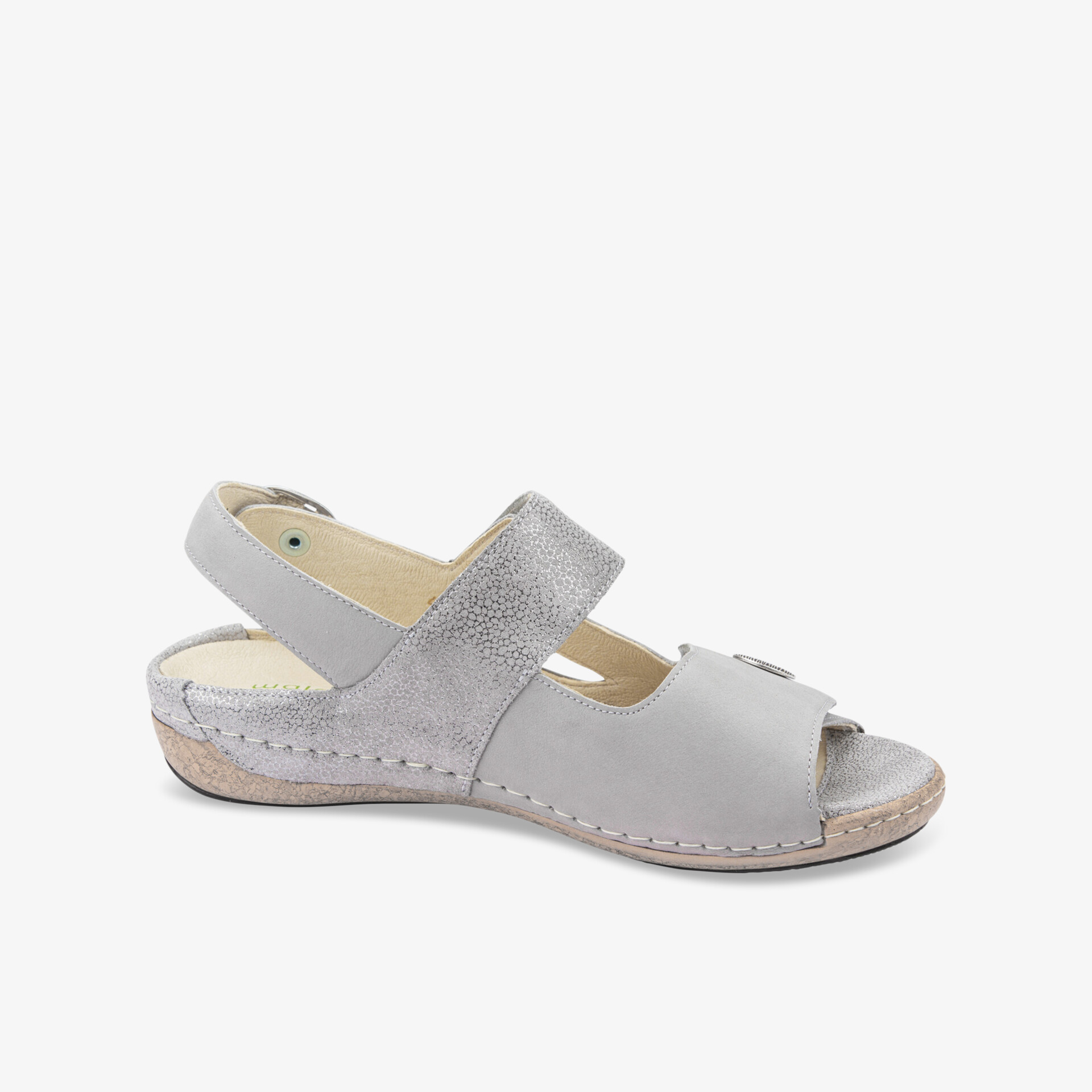 Bequemer grauer Sandalenschuh mit verstellbarem Klettverschluss und flexiblem, weichem Fußbett seitlich sichtbar
