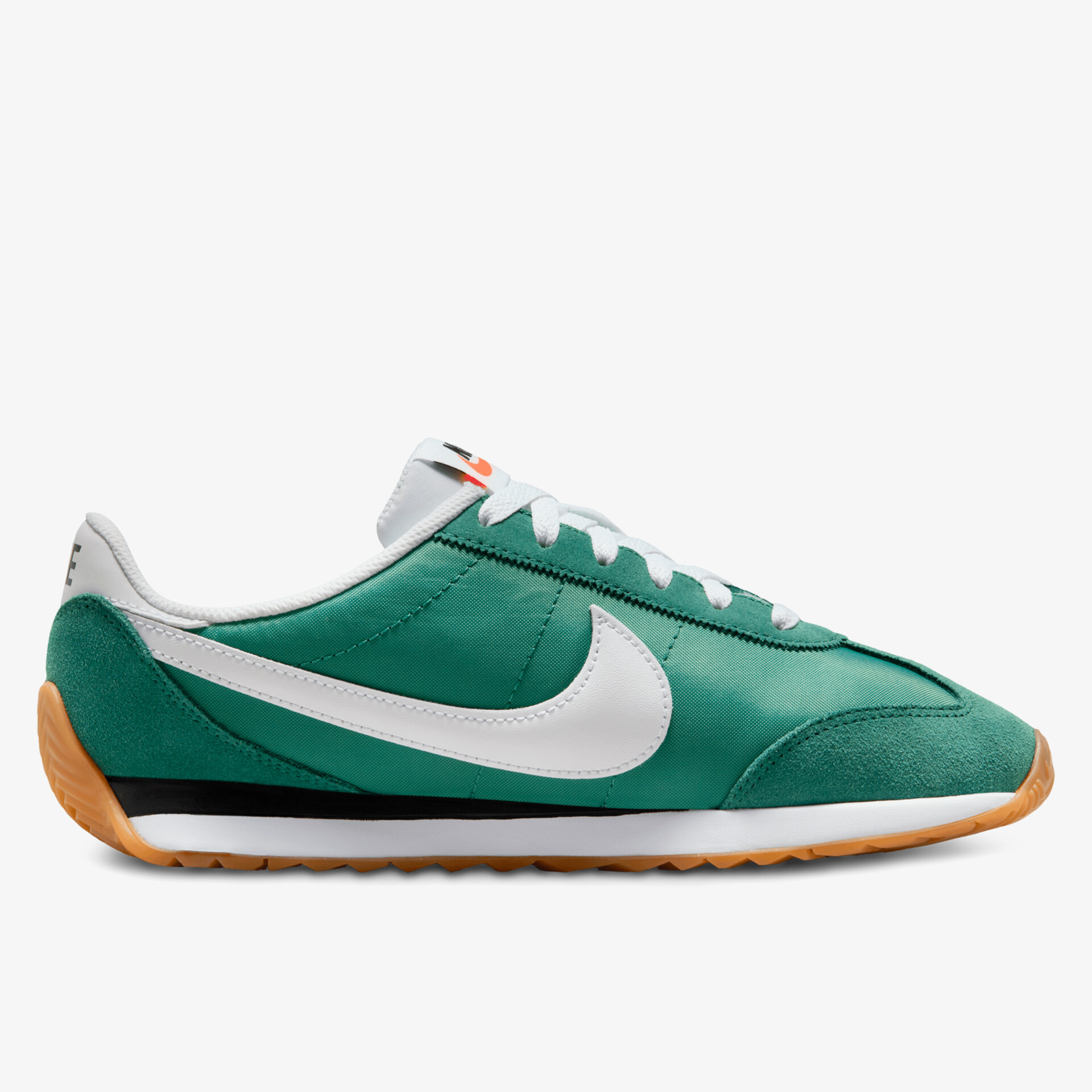 Grüner Sneaker mit weißer Sohle und Schnürung in klarer seitlicher Ansicht, sportlich und bequem