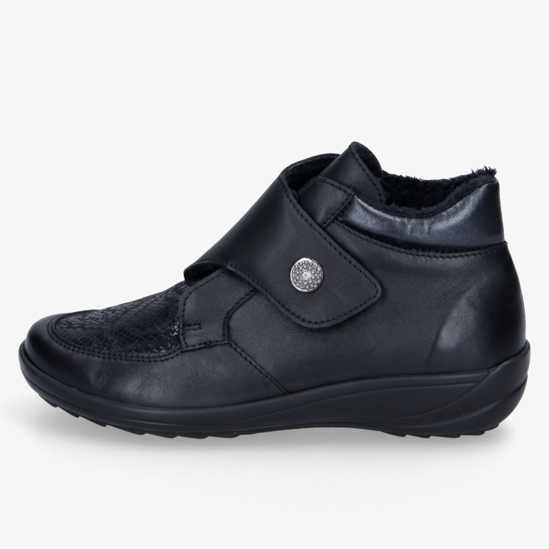 Komfortabler schwarzer Schuh aus hochwertigem Leder mit bequemem Verschluss und rutschfester Sohle, seitliche Ansicht