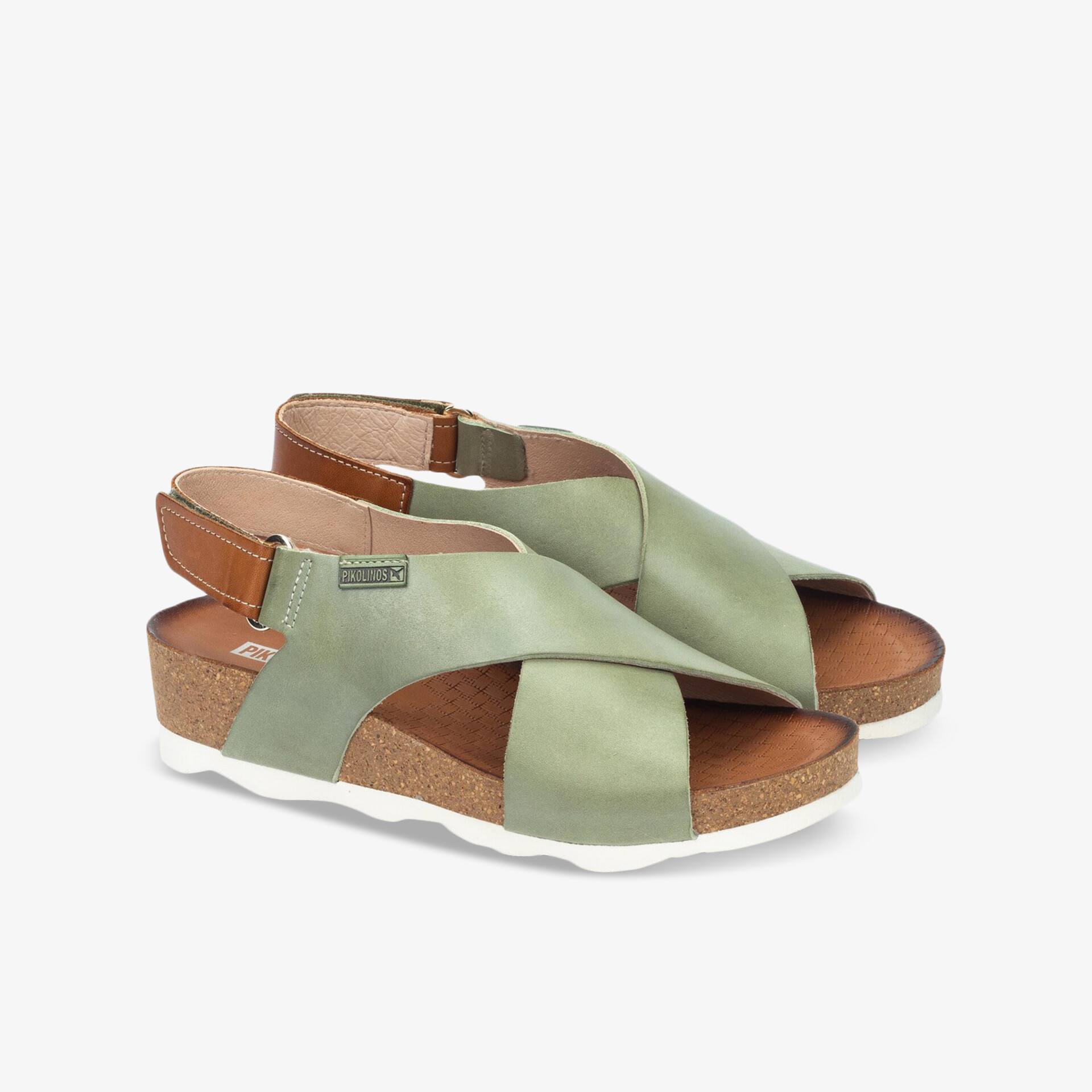 Bequeme grüne Sandalen mit braunem Riemen, verstellbarem Verschluss und gepolstertem Fußbett im Paar