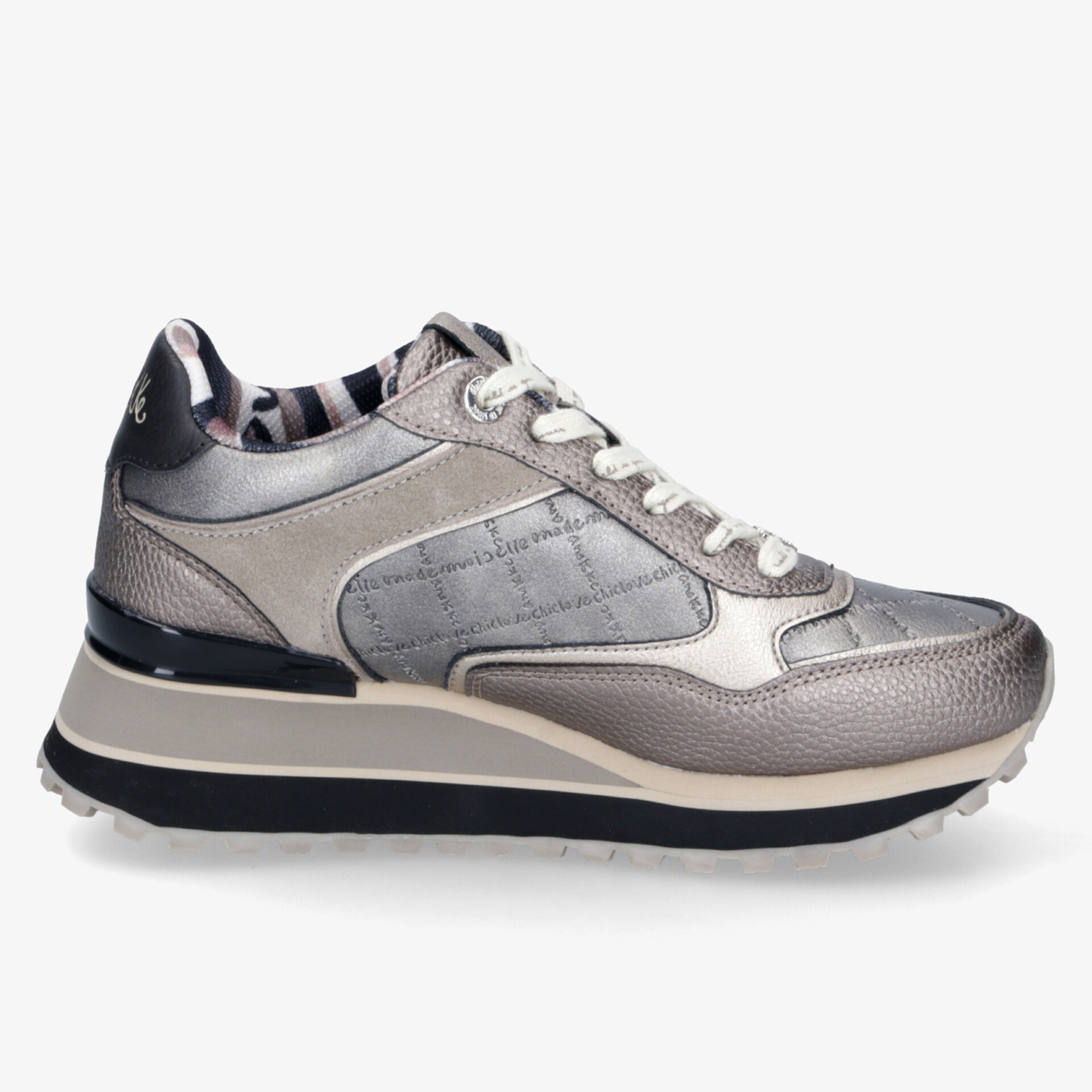 Moderner Sneaker mit seitlicher Ansicht, gepolstert und komfortabel für den täglichen Gebrauch