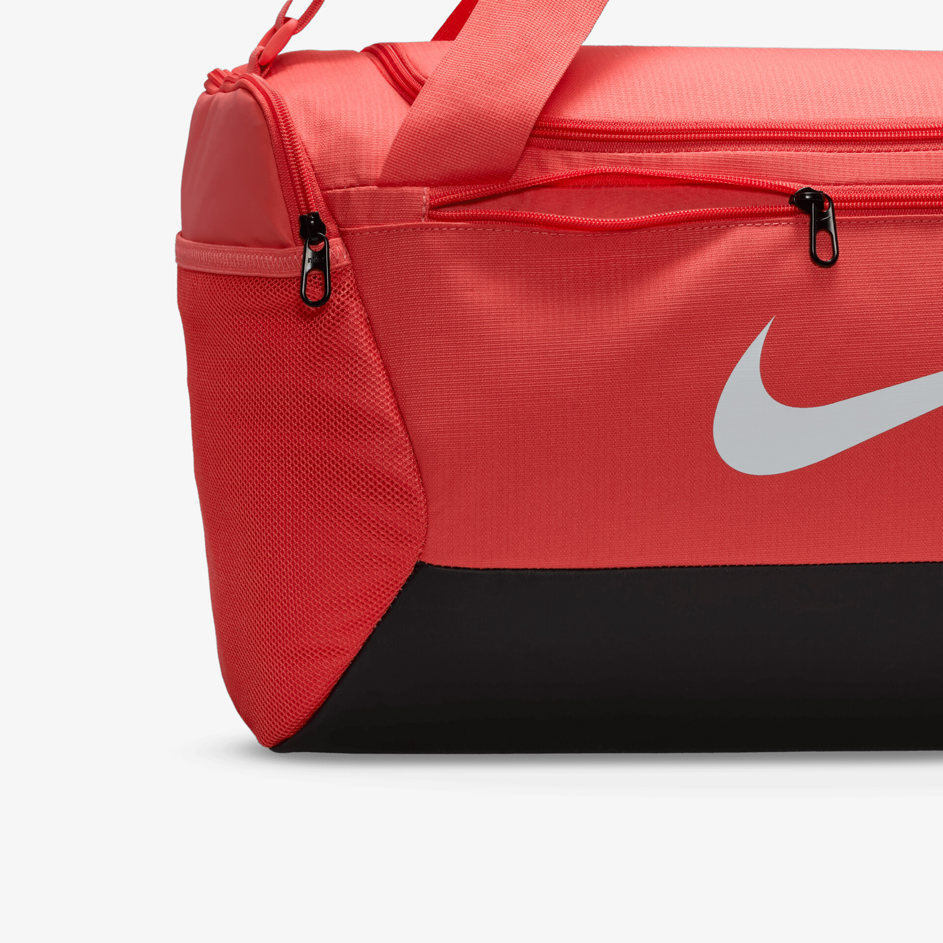 Detailansicht einer robusten roten Sporttasche mit praktischem Reißverschluss und sichtbarem Nike Logo